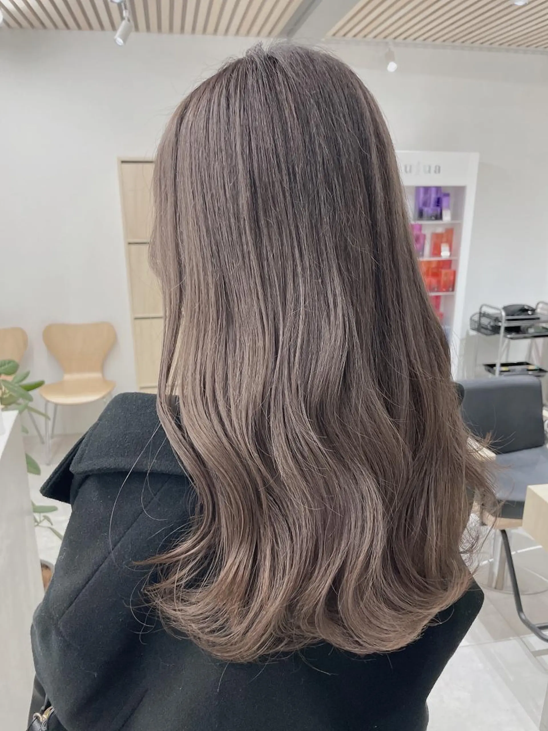 ロング カラー レイヤーカット 透明感カラーのヘアスタイル