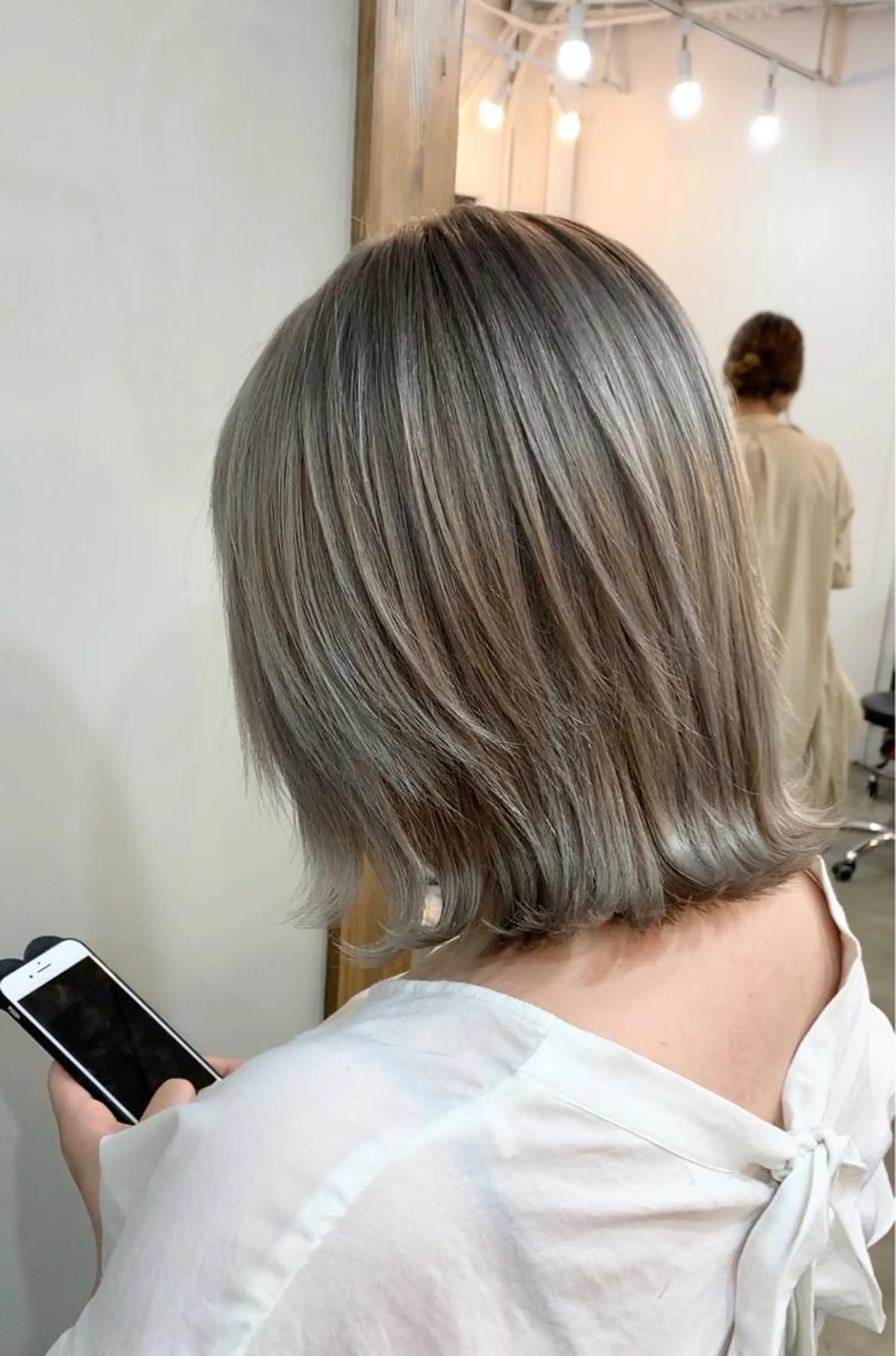 ショート カラー ネイル マツエク・マツパ グレージュ ボブ 外ハネヘア ヘアカラー ブリーチ特化 / share 元太のヘアスタイル