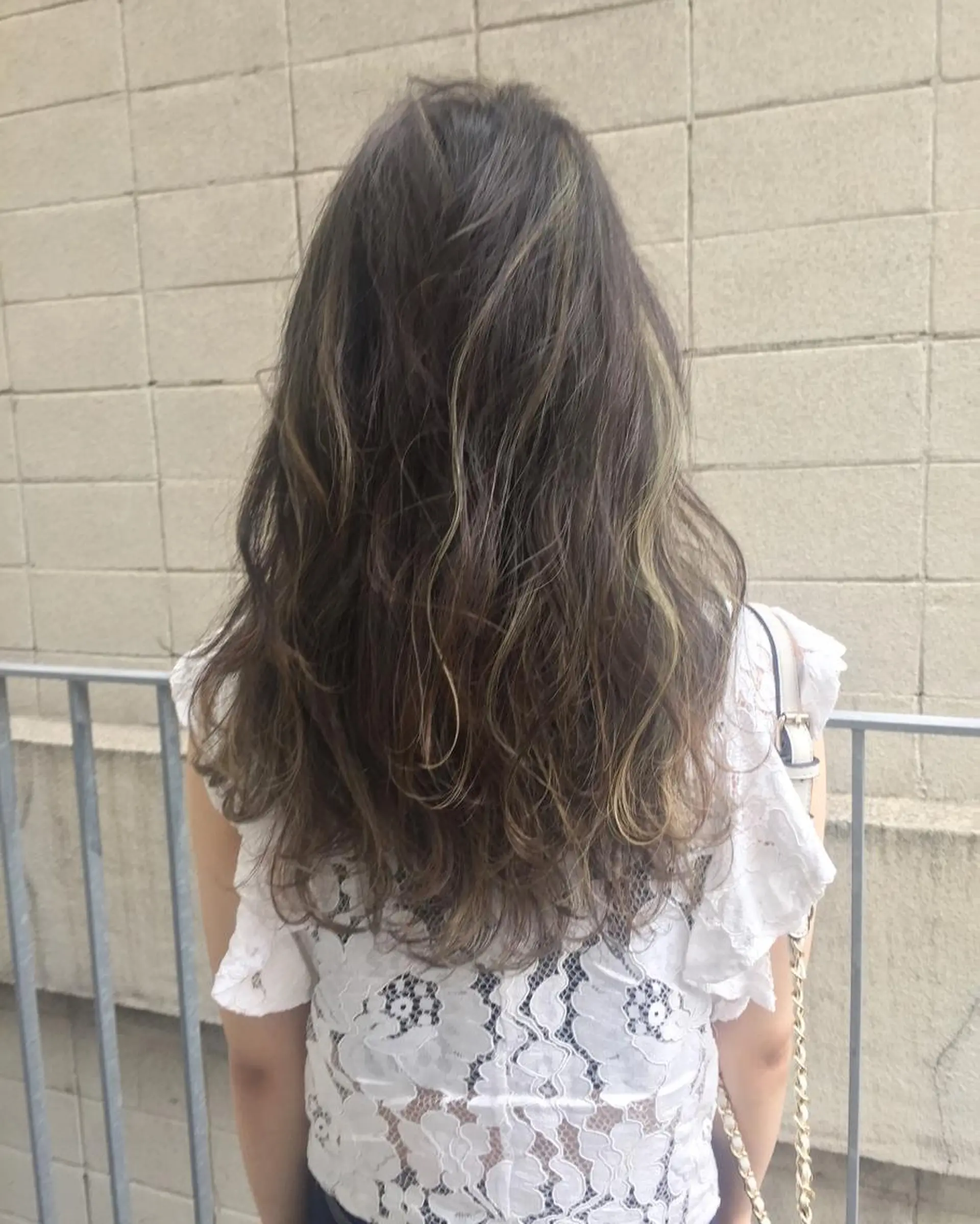 ロング カラー ブリーチ ハイライトカラー ハイライト カット ヘアカラー トリートメント YUSUKE レイヤーカットカラーのヘアスタイル