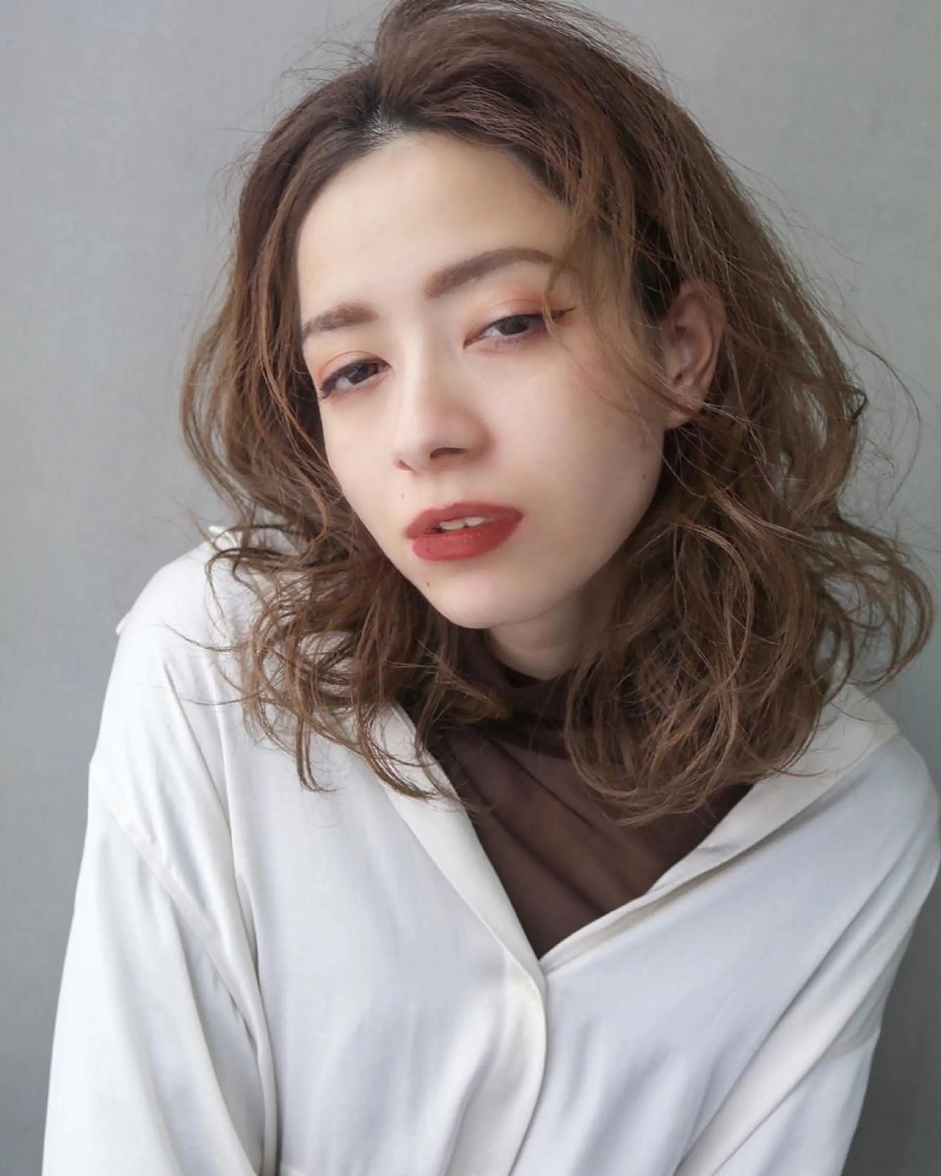 セミロング カラー ブリーチ ハイトーンカラー ブリーチなしカラー レイヤーカット ウルフレイヤーカット /チヒロのヘアスタイル