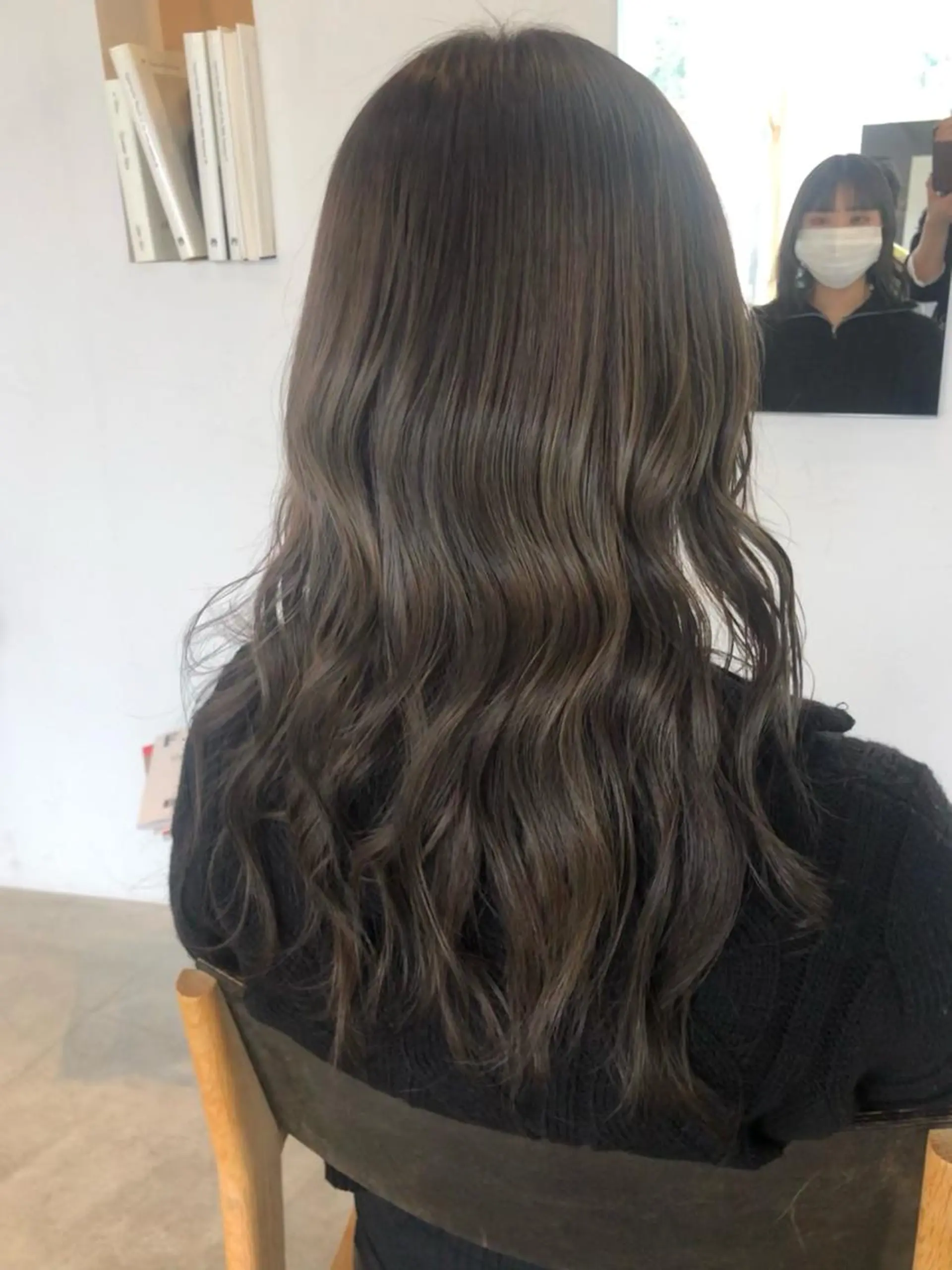 カラー ブリーチ グレージュ 竹内 絢香のヘアスタイル