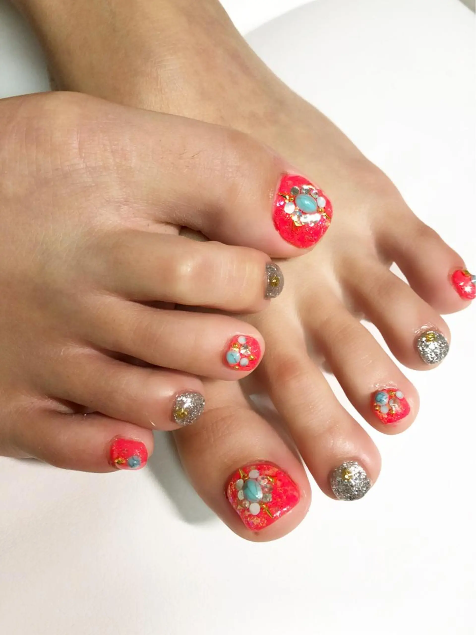 ショート カラー ネイル オレンジ フットネイル キラキラネイル ラメ(グリッター) 持ち込み フットネイル CITRAtotal beautyのネイルデザイン