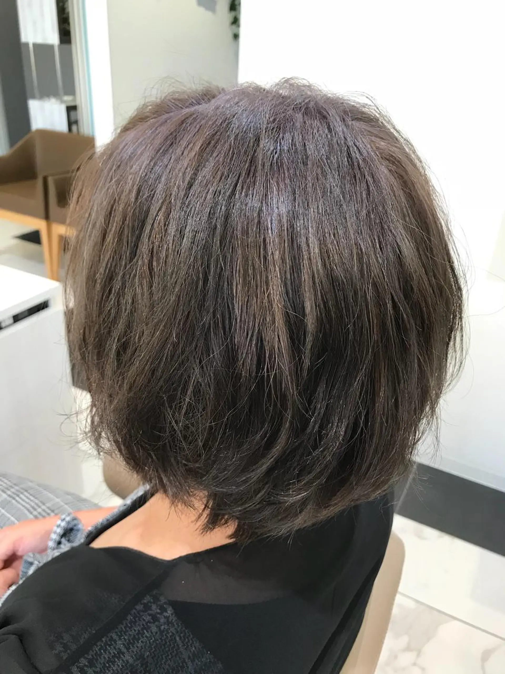 ショート カラー グレージュ 清藤綾/脱白髪染め 白髪ぼかしハイライトのヘアスタイル