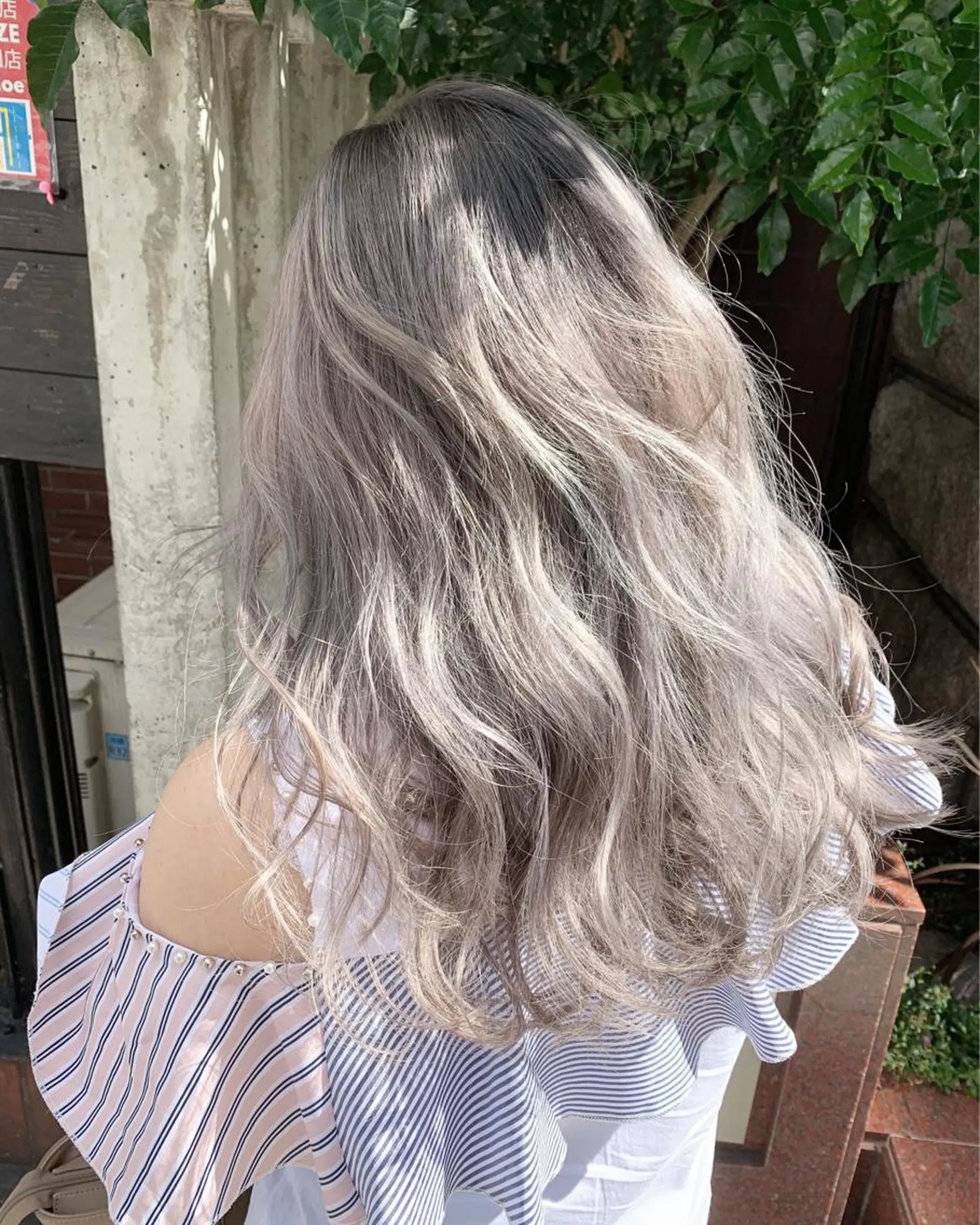 セミロング カラー シルバー ホワイトシルバー ヘアカラー トリートメント にしき さんのヘアスタイル