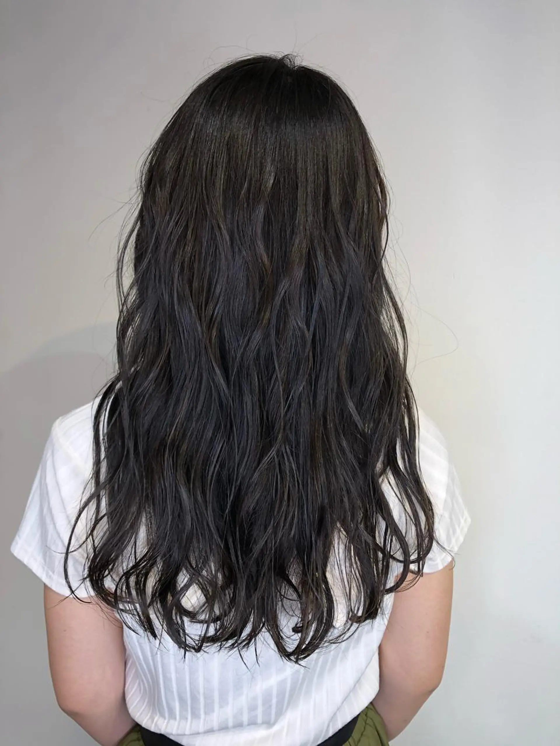 ロング カラー アッシュ アッシュグレー イルミナカラー ヘアカラー トリートメント GIEN TERRASE所属・小濱 ありすのヘアスタイル