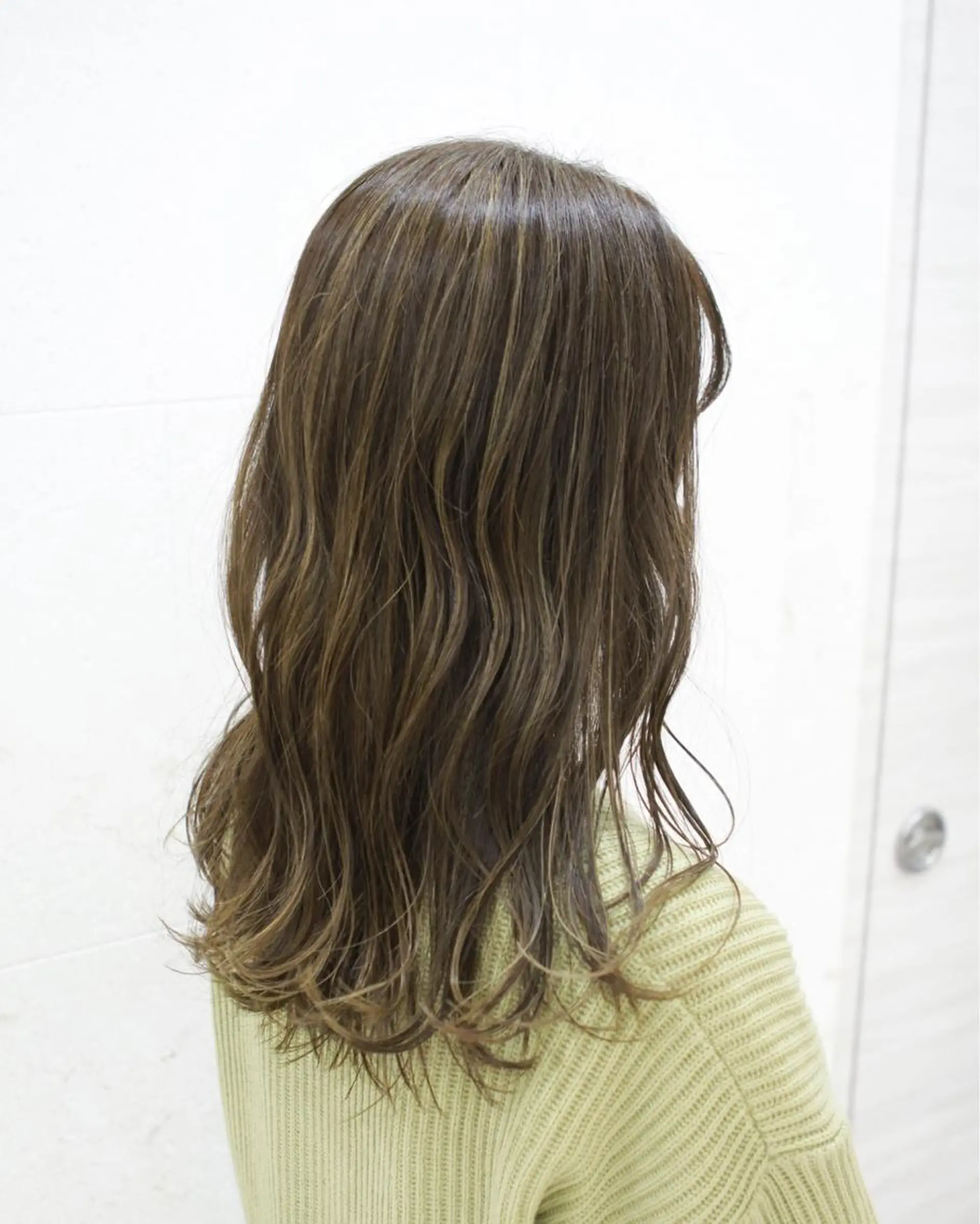 ロング カラー ブリーチ ハイライトカラー ハイトーンカラー ブリーチなしカラー ハイライト カット ヘアカラー トリートメント 斉藤 貴也のヘアスタイル