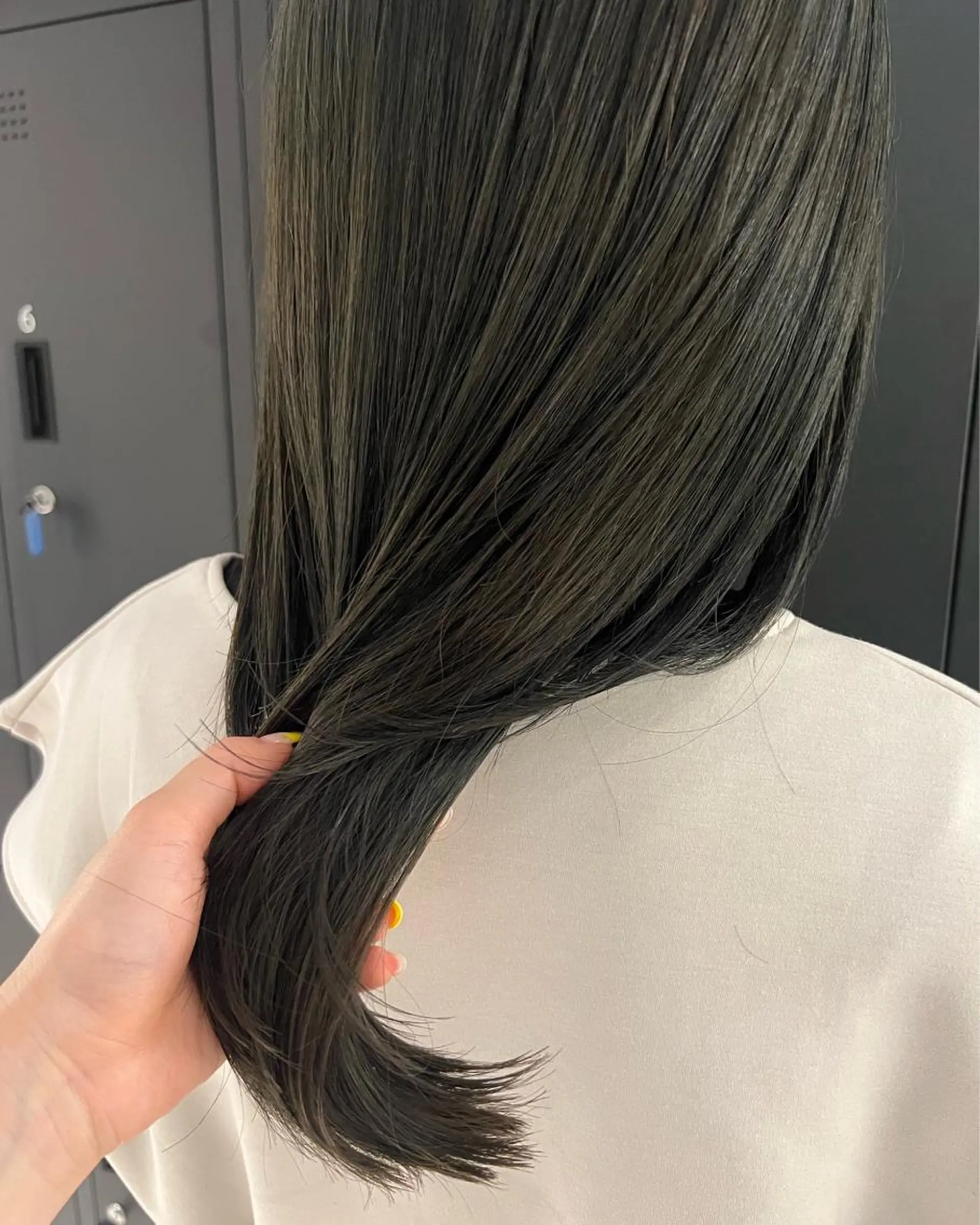 セミロング カラー オリーブグレー 暗髪カラー🫐パーマ おくだりんかのヘアスタイル