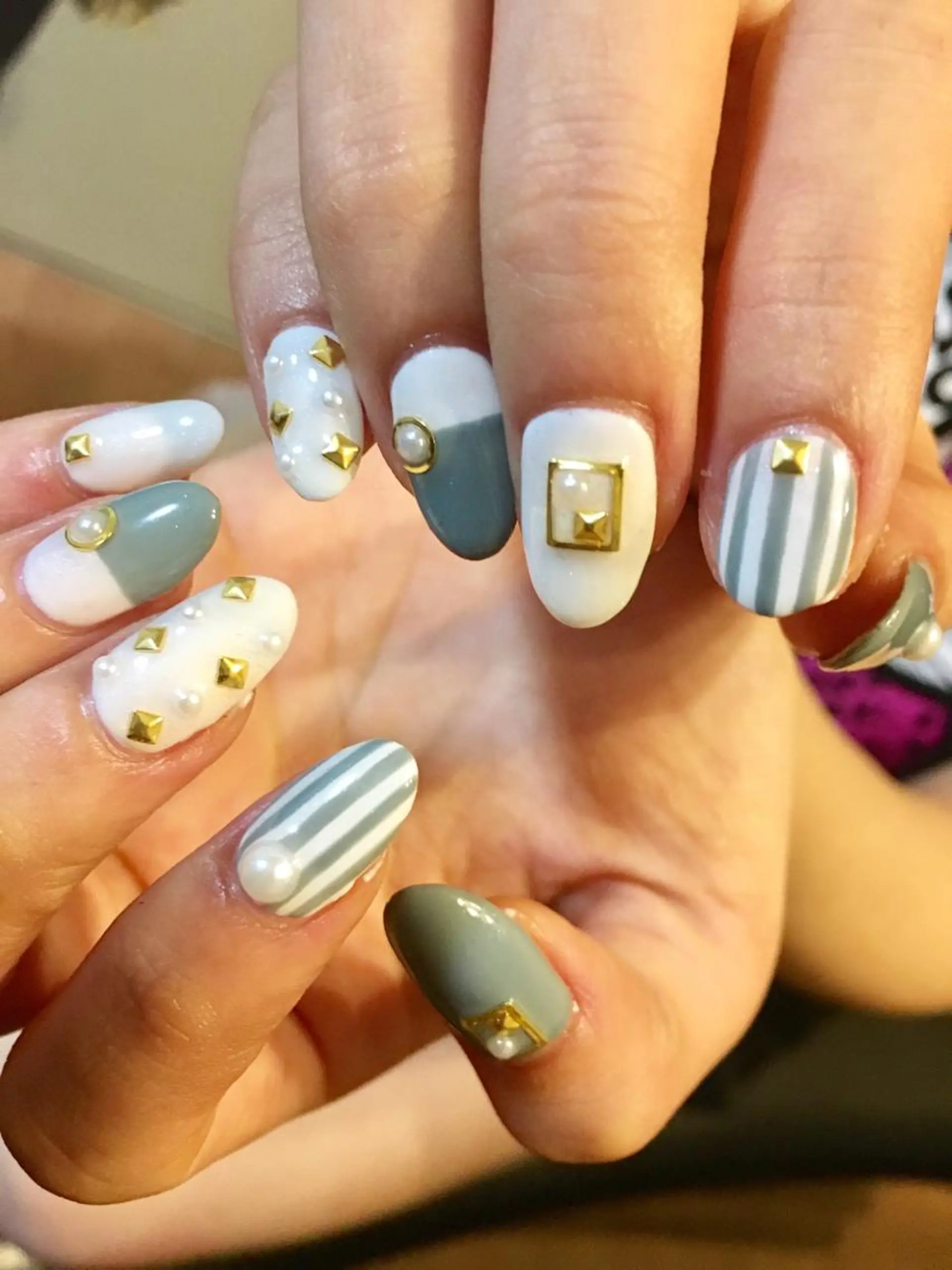 ネイル 持ち込み ストーンネイル ホワイト 佐藤 まりえのネイルデザイン