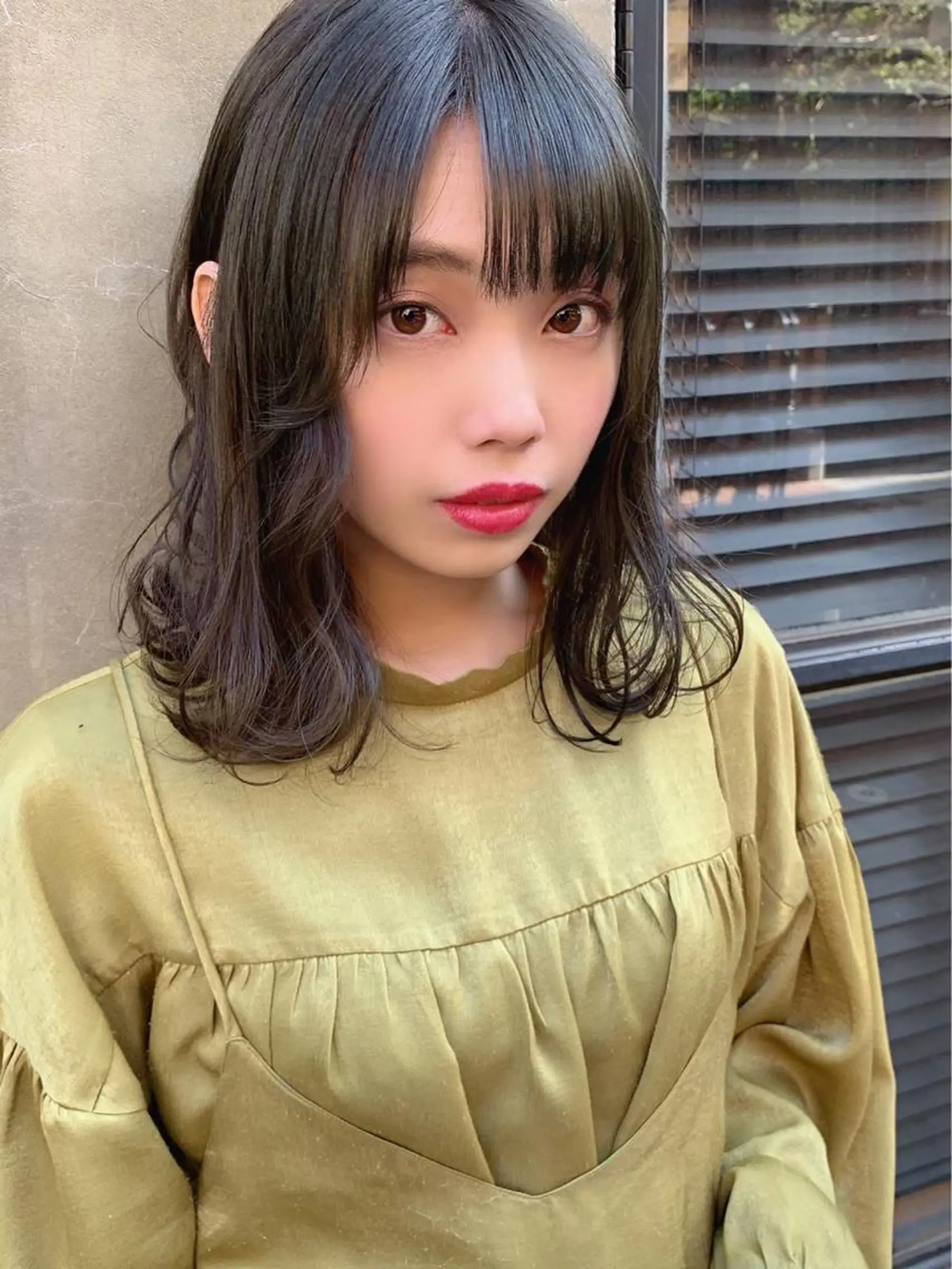 ミディアム カラー オリーブグレー カット ヘアカラー トリートメント ブリーチなし✨艶髪 カラー𓃲YAGIのヘアスタイル