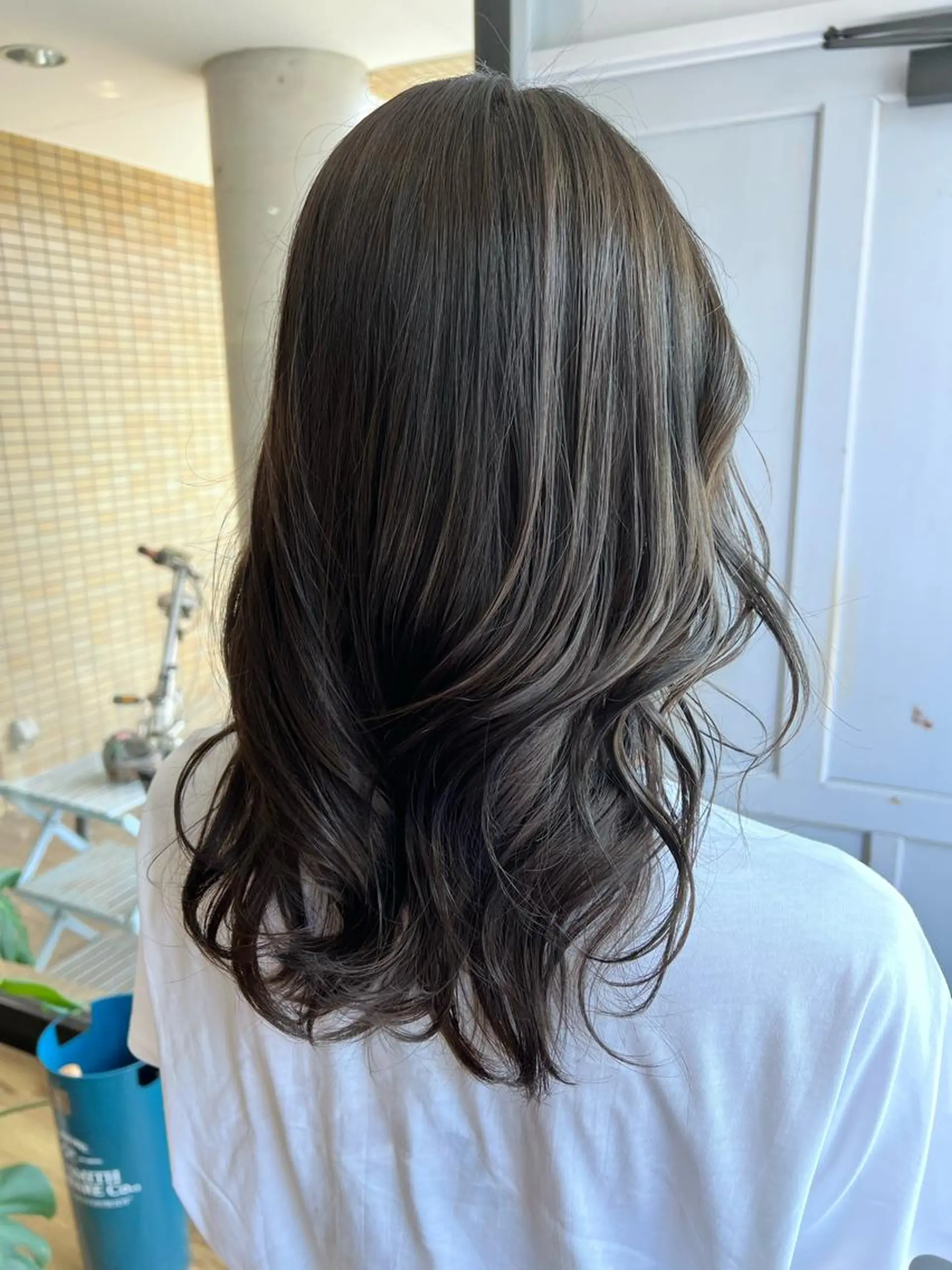 ロング カラー グレージュ オリーブグレージュ オリーブグレー ヘアカラー トリートメント ツキダテ ユイのヘアスタイル