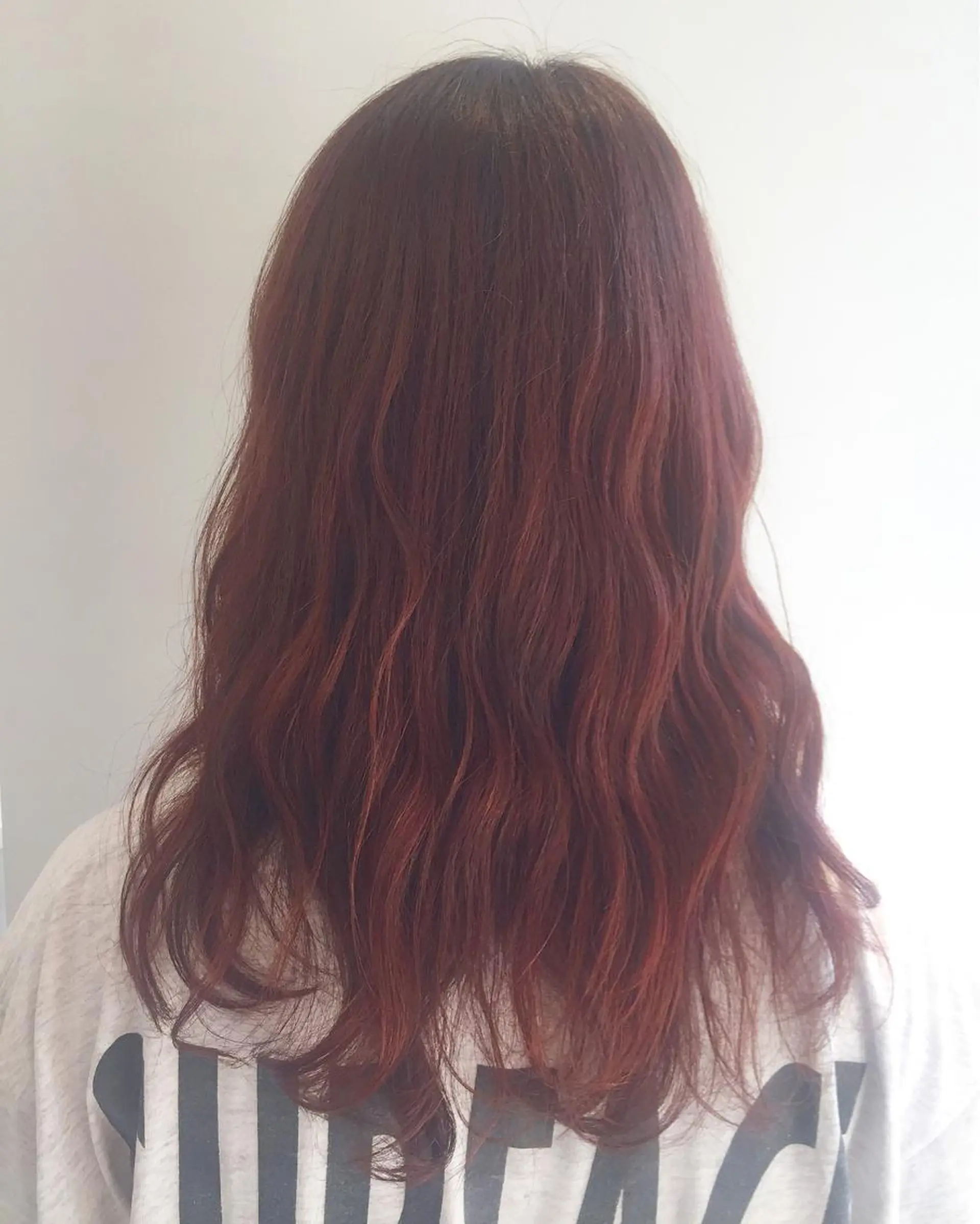 セミロング カラー レッドカラー 齋藤 咲のヘアスタイル