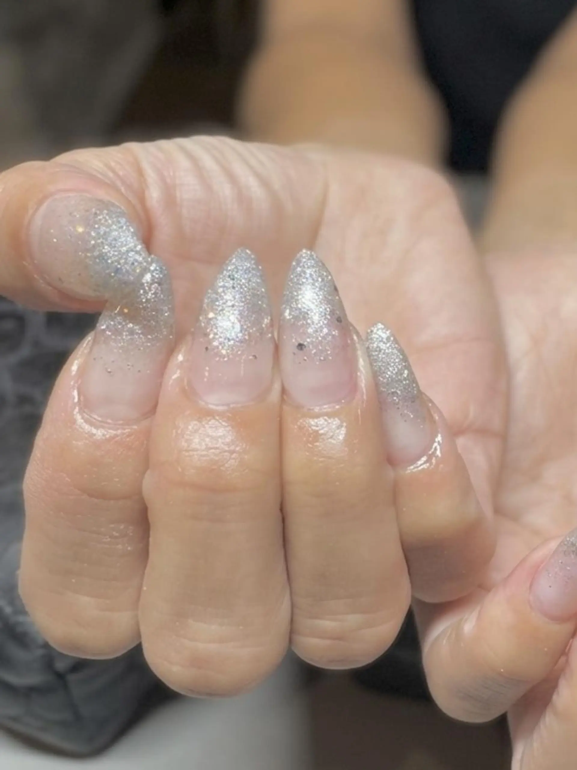 ネイル グラデーション キラキラネイル ラメ(グリッター) ラメグラデーション シルバー ハンドネイル UNABOMBA (24時間営業)のネイルデザイン