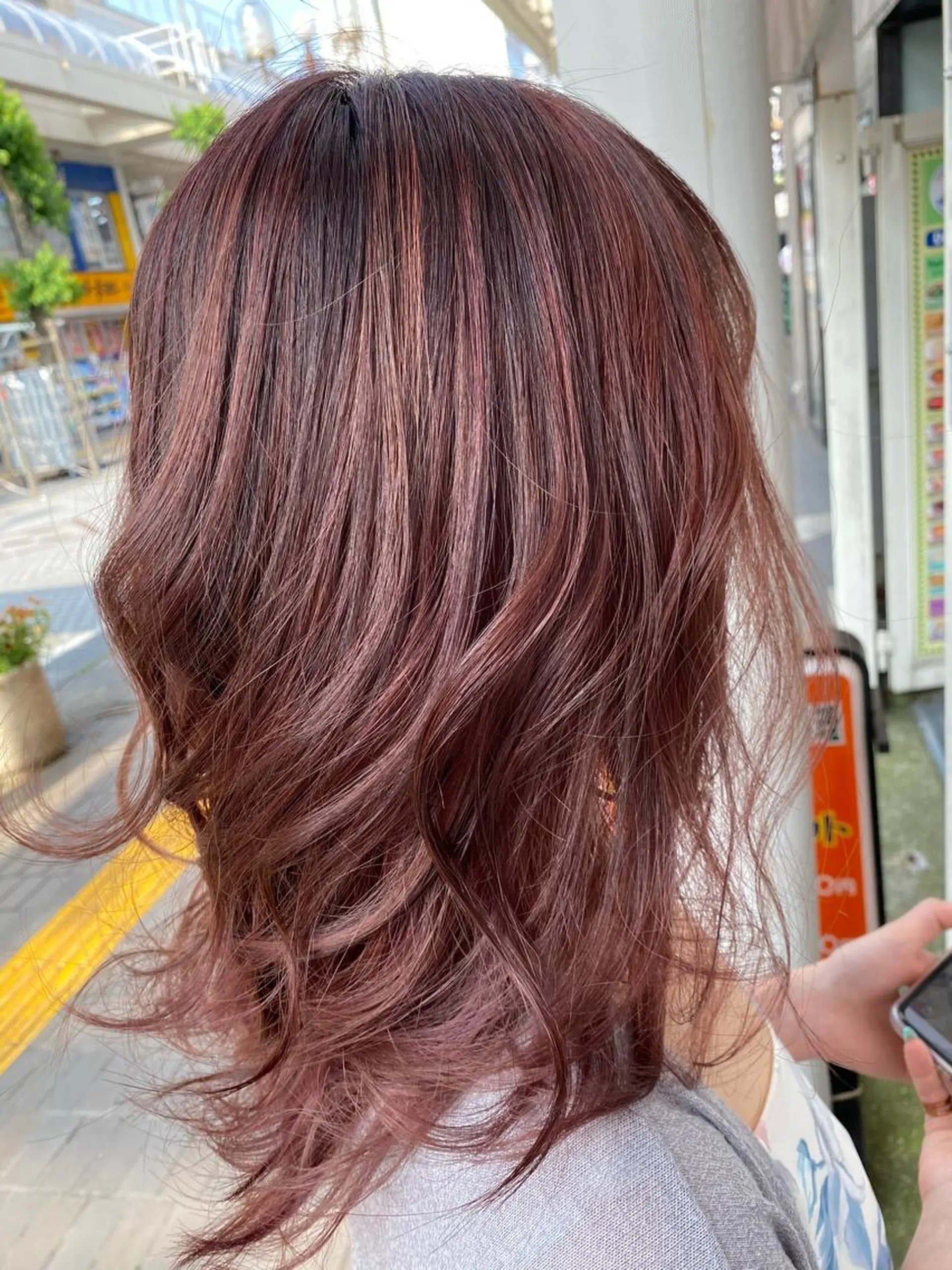 ミディアム カラー ハイライトカラー ピンクカラー ハイライト デザインカラー✨新倉 佑奈のヘアスタイル