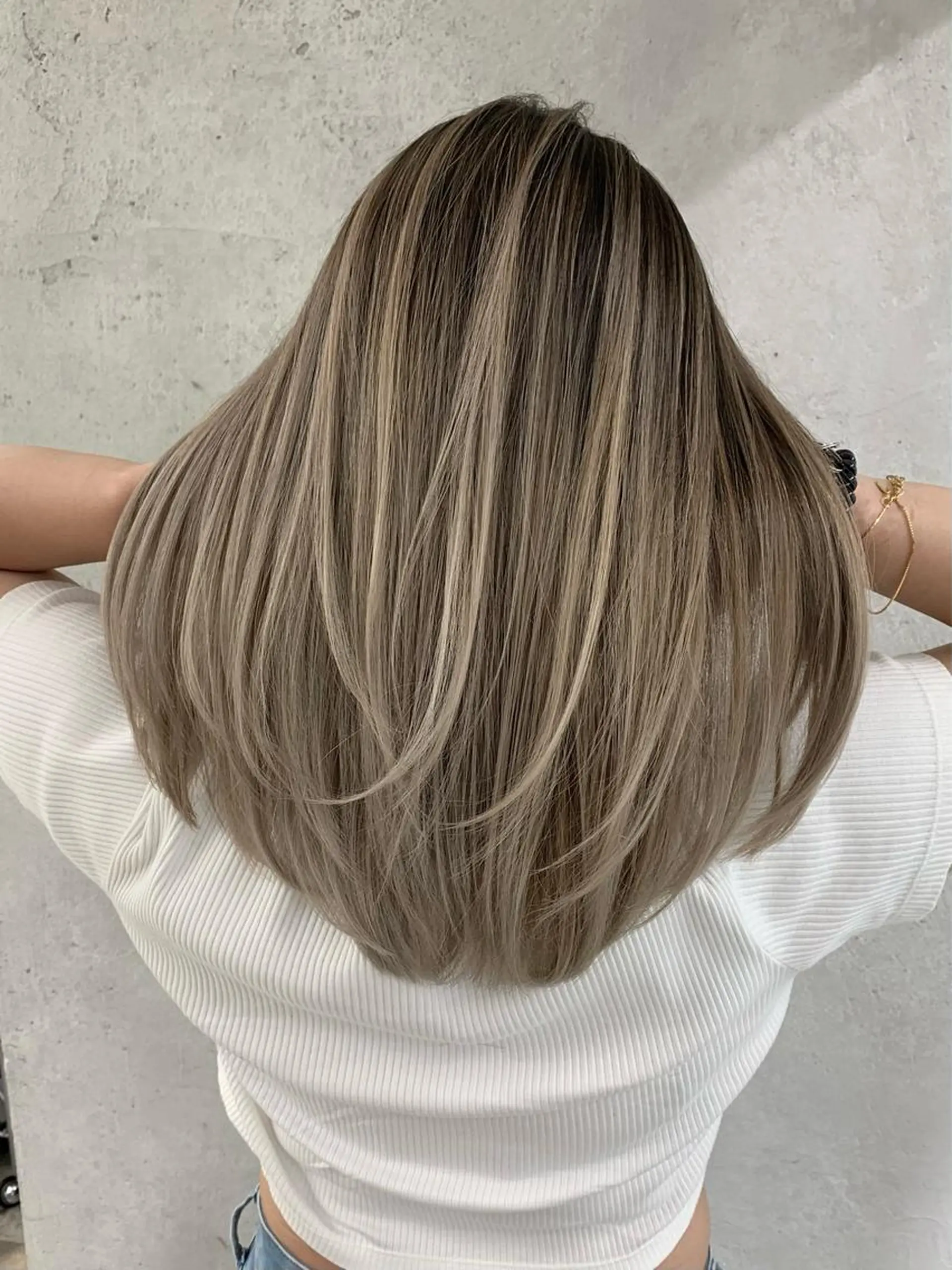 セミロング カラー バレイヤージュ ベージュカラー グラデーションカラー ハイライトカラー くせ毛 阿部 圭悟のヘアスタイル