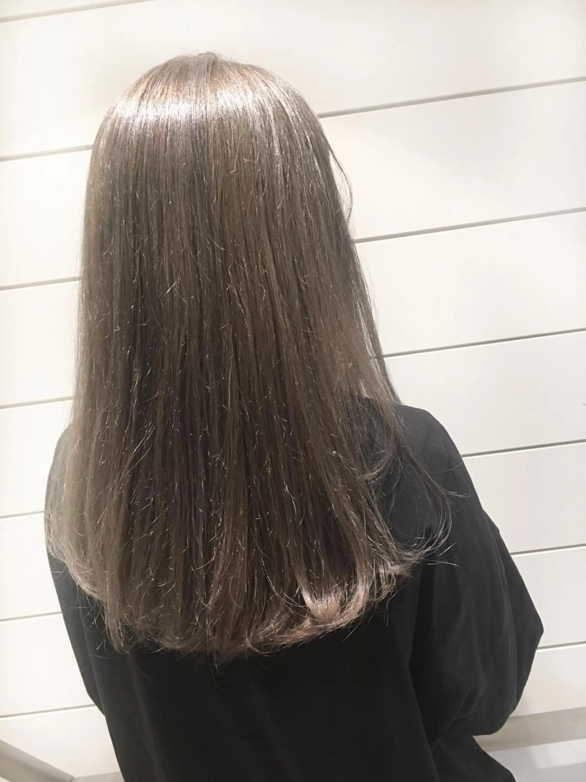 ロング カラー グレージュ 鍵山 千秋のヘアスタイル