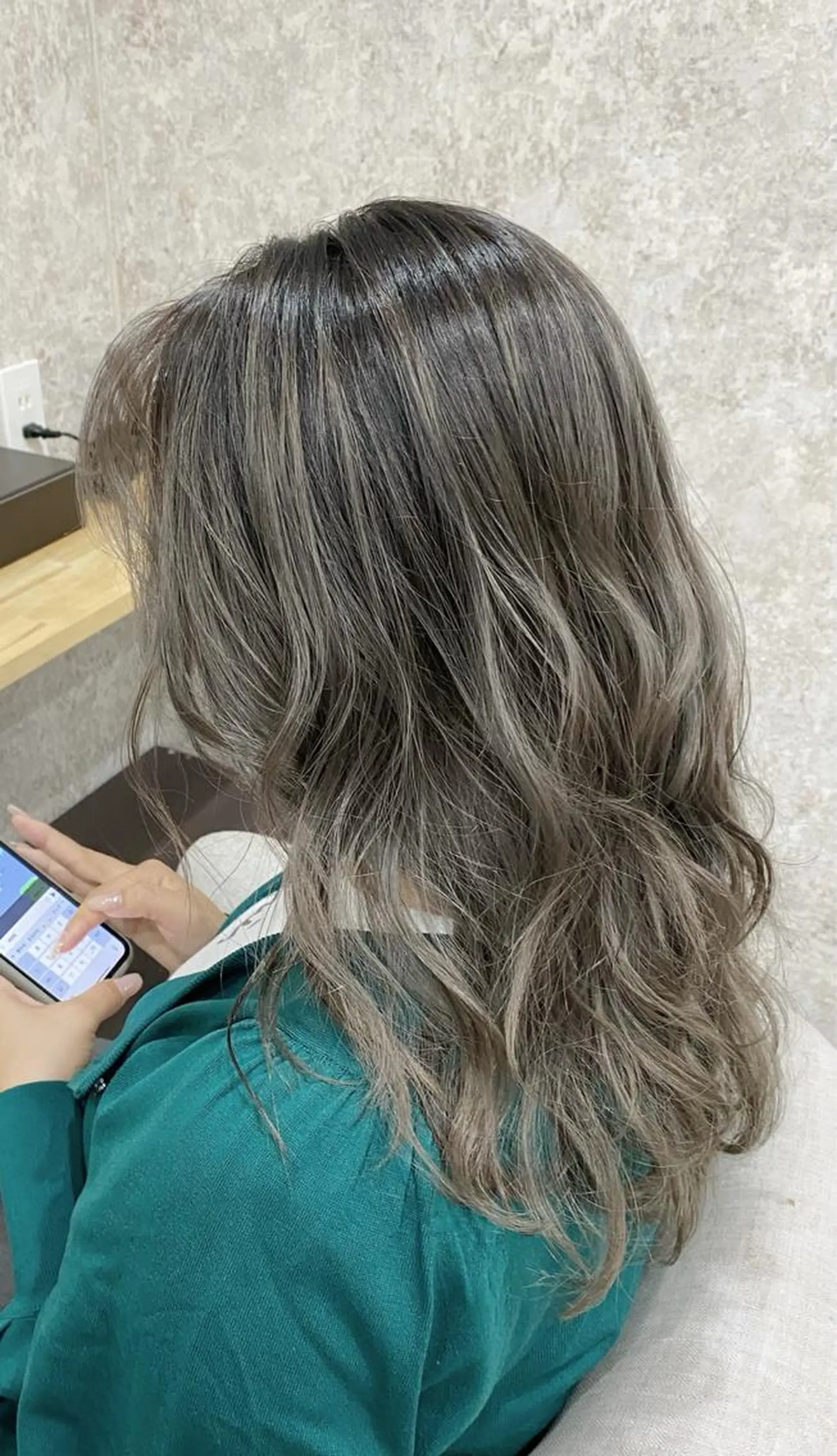 セミロング ヘアカラー ROI 【ロイ】のヘアスタイル