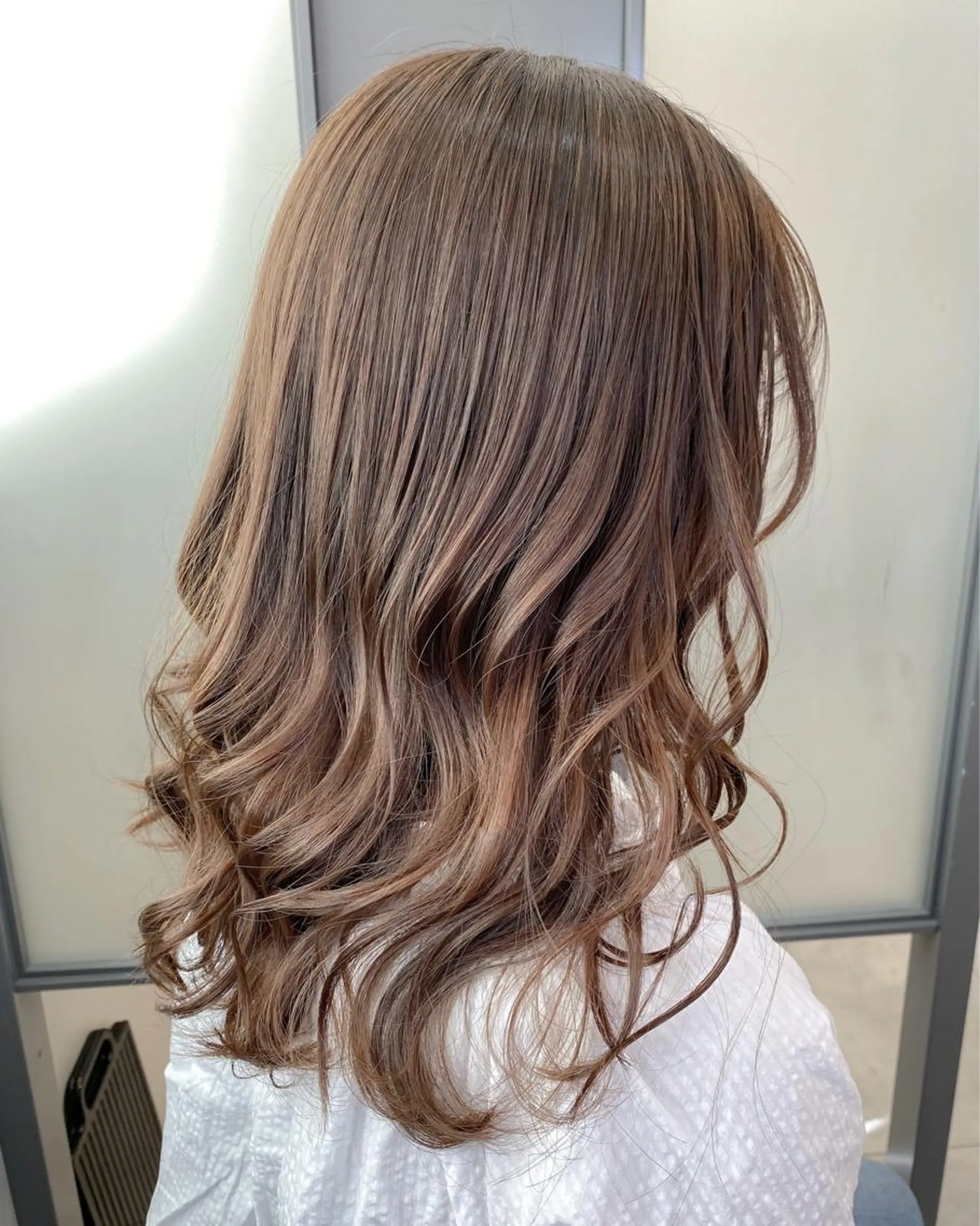 セミロング カラー ベージュカラー ミルクティーベージュ 【透明感、艶髪】西村 有司のヘアスタイル