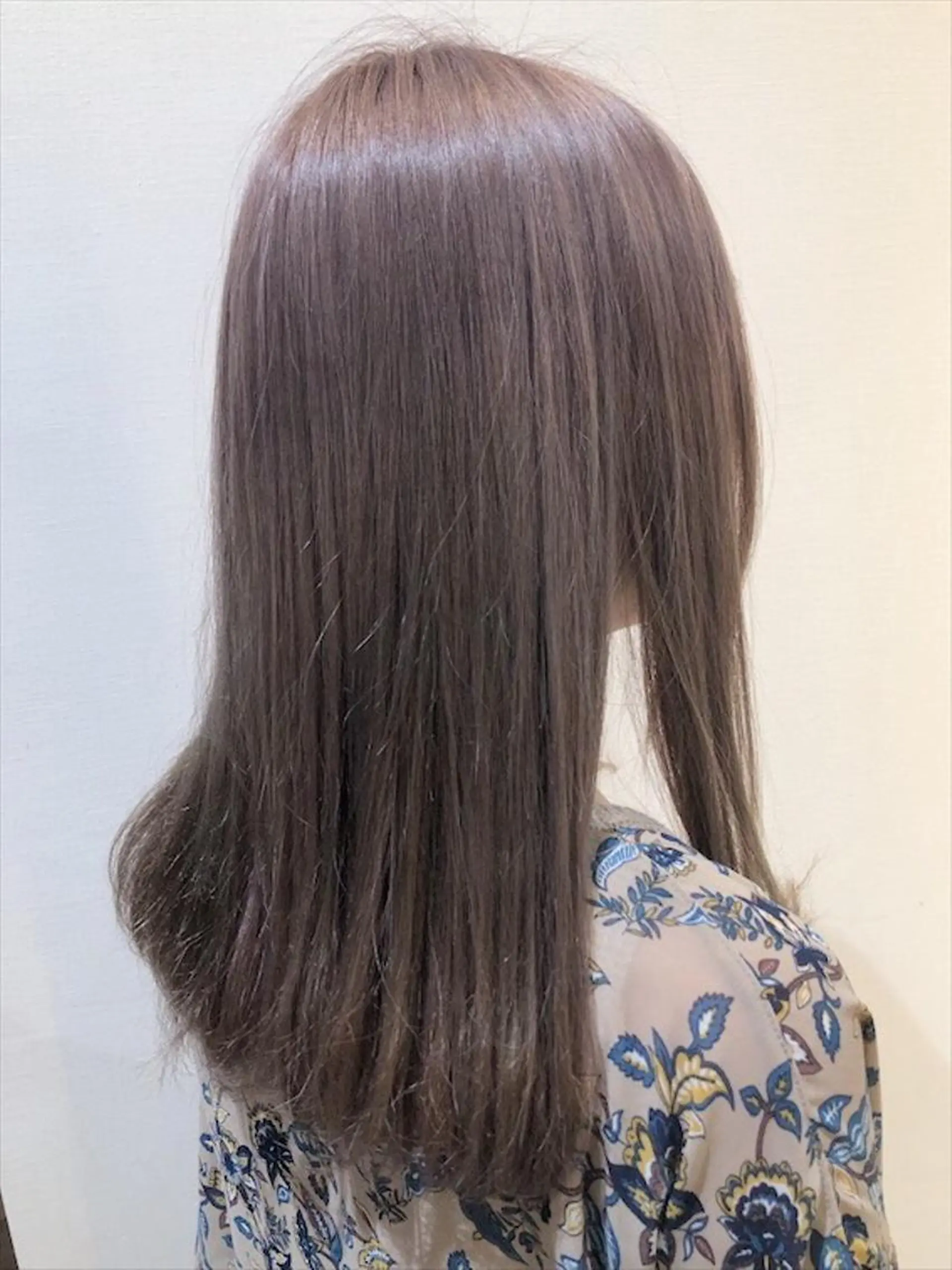 セミロング カラー グレージュ ピンクカラー 外ハネヘア トリートメント 福森 みずきのヘアスタイル