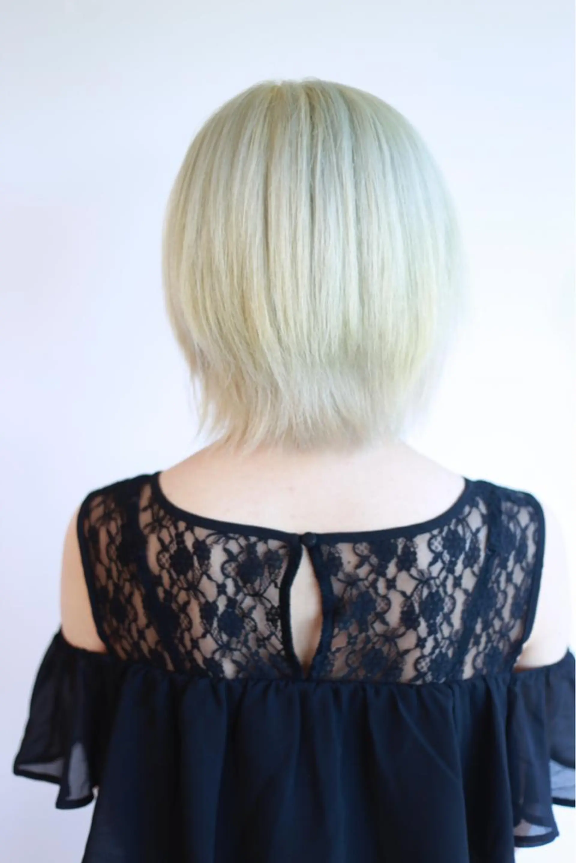 ショート カラー ベージュカラー ホワイトベージュ ハイトーン/レイヤー /ケアブリーチ石川治のヘアスタイル