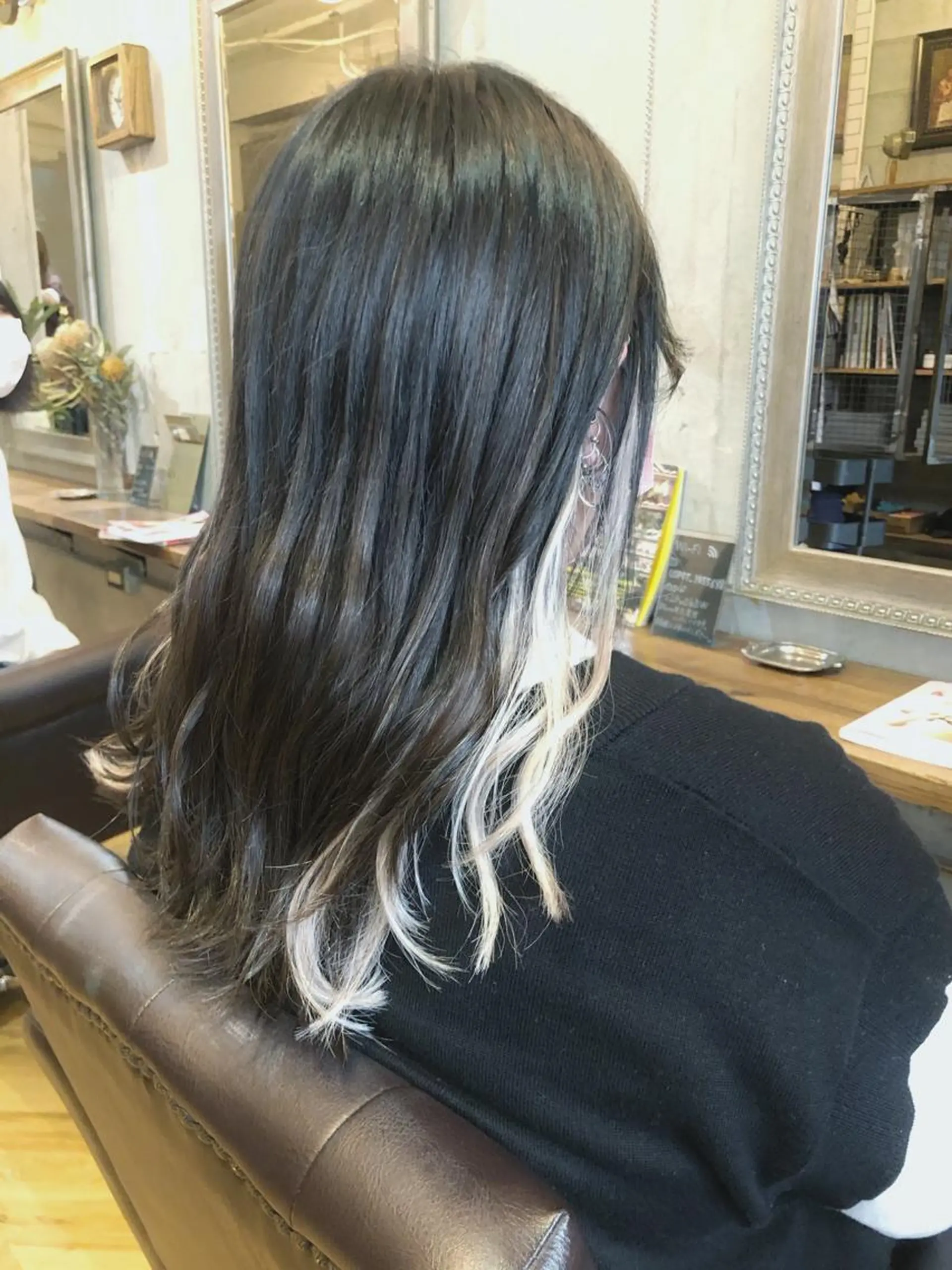 セミロング カラー シールエクステ セミロングパーマ アッシュ アッシュブラック ミストバング カット ヘアカラー エクステ エクステ指名No.1 【店長】橘田のヘアスタイル