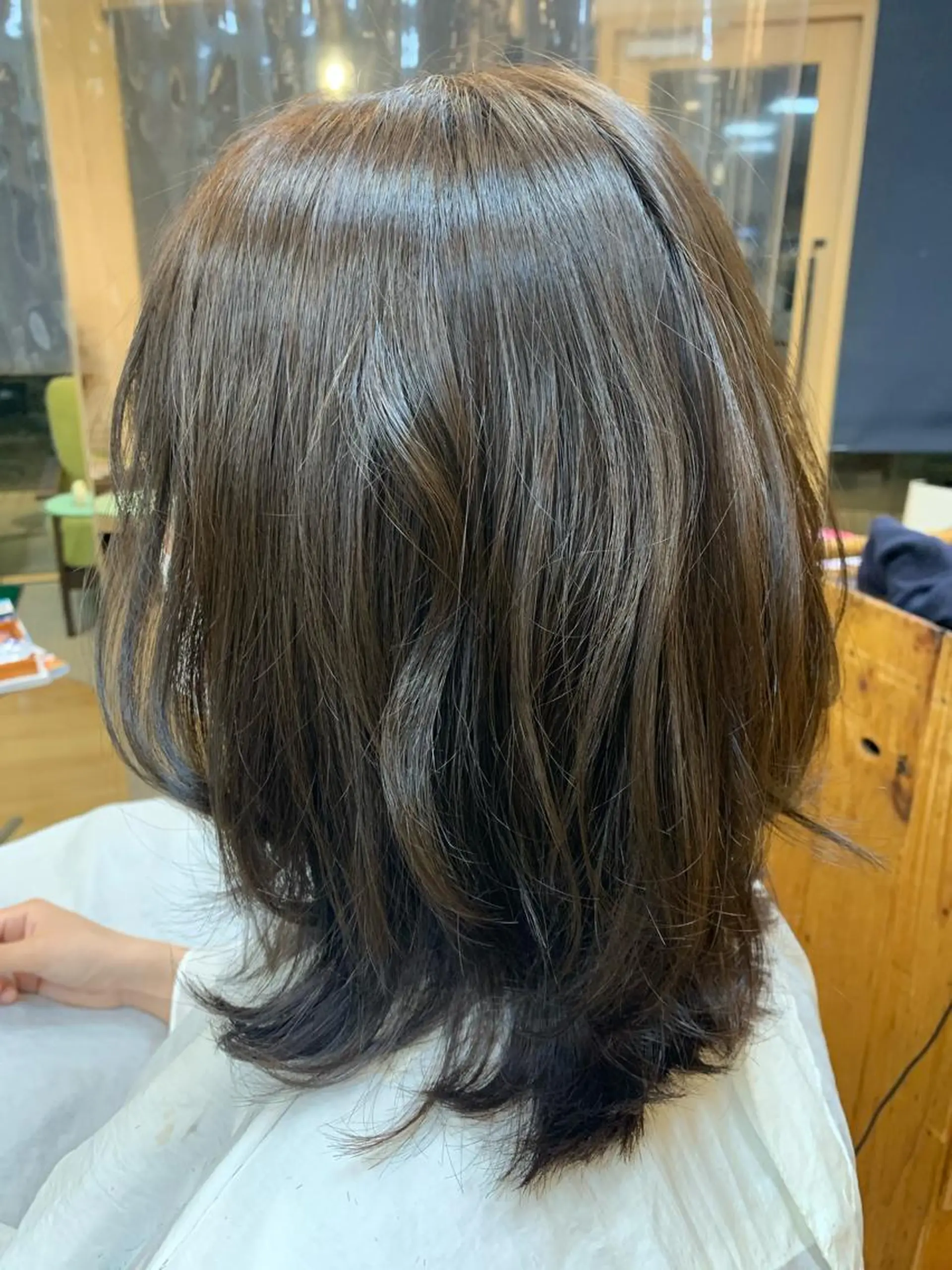 ミディアム カラー ベージュカラー オリーブベージュ レイヤーカット ヒロタ ハルヒ🦁のヘアスタイル