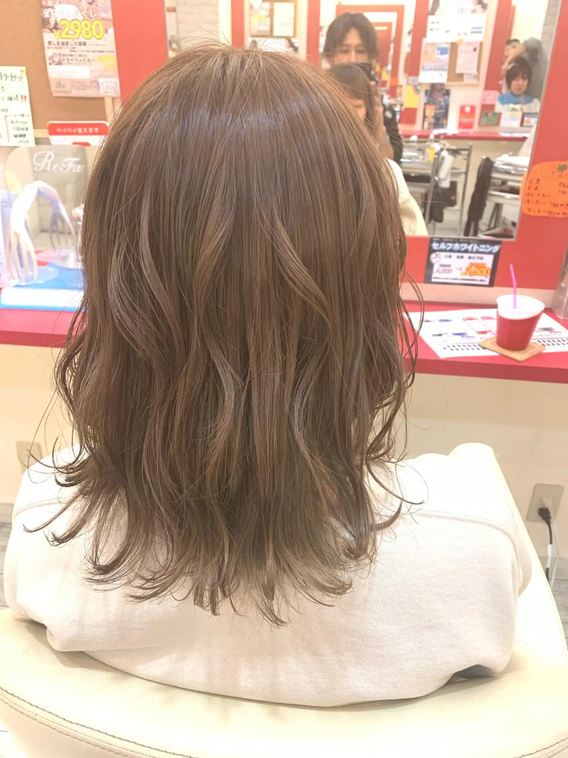 ミディアム カラー ヘアアレンジ ベージュカラー ミルクティーベージュ 今村公介 ブリーチ特化、派手髪のヘアスタイル
