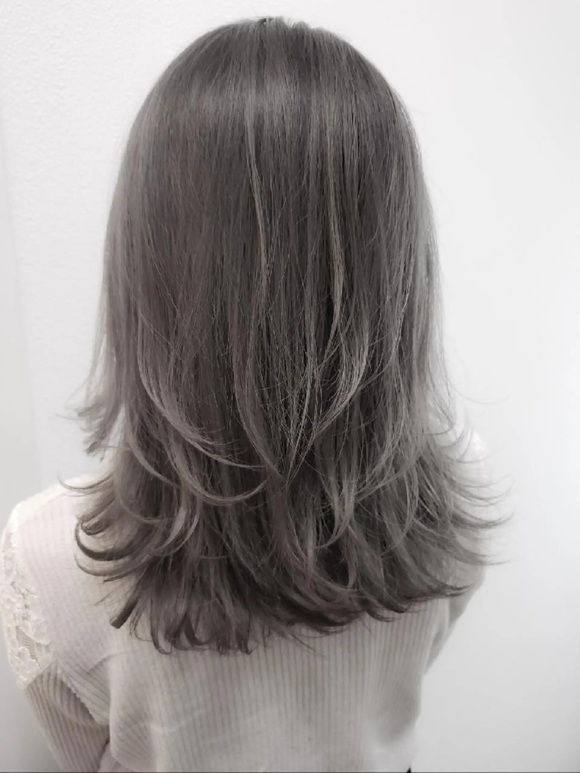 ミディアム カラー ヘアアレンジ シルバー 成瀬 弘光のヘアスタイル