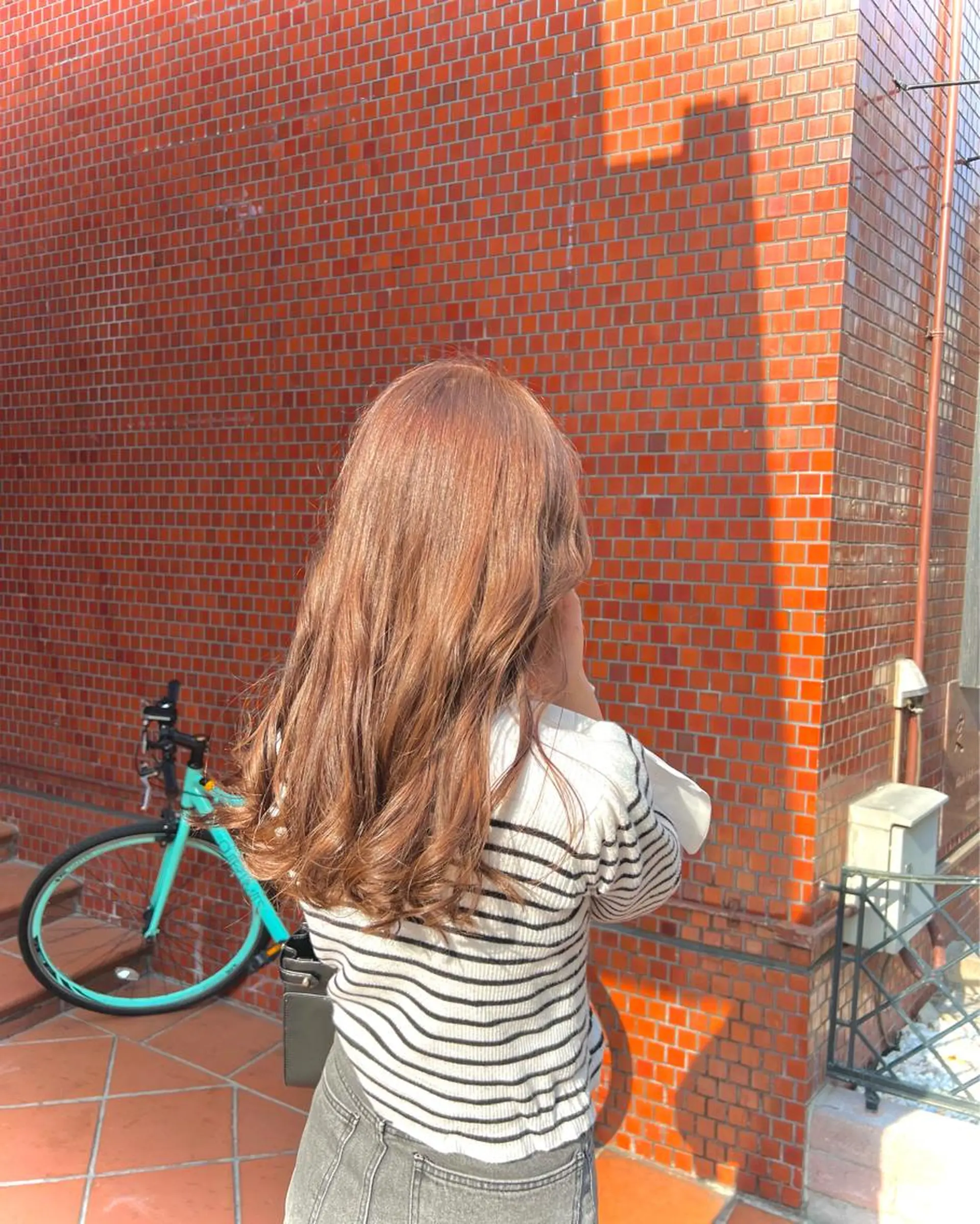 ロング カラー ヘアアレンジ ベージュカラー ブリーチ ブリーチなしカラー オレンジ オレンジベージュ ハイトーン/パーマ 特化平田のヘアスタイル