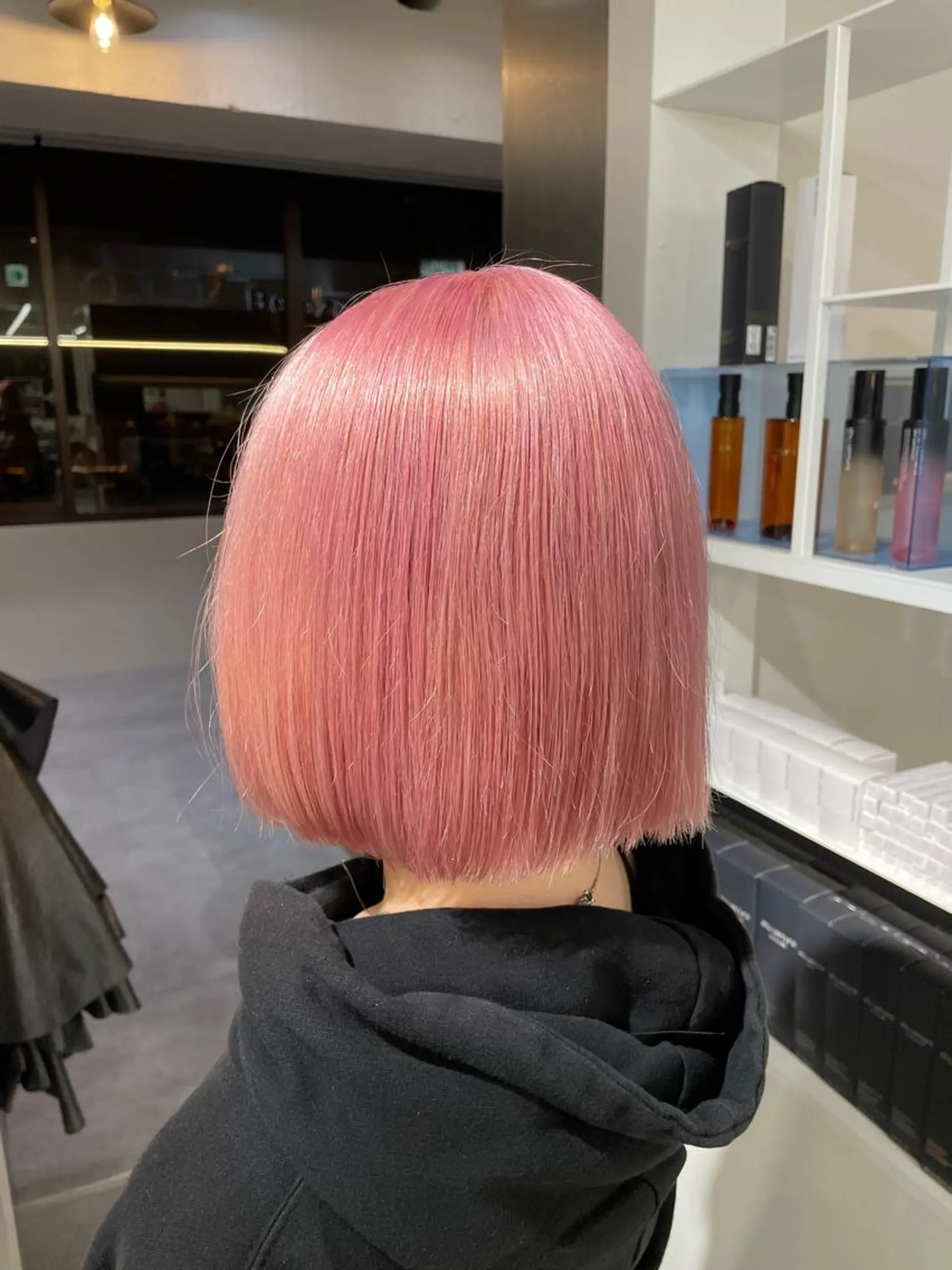 ミディアム カラー 切りっぱなしボブ レイヤー/縮毛矯正のヘアスタイル