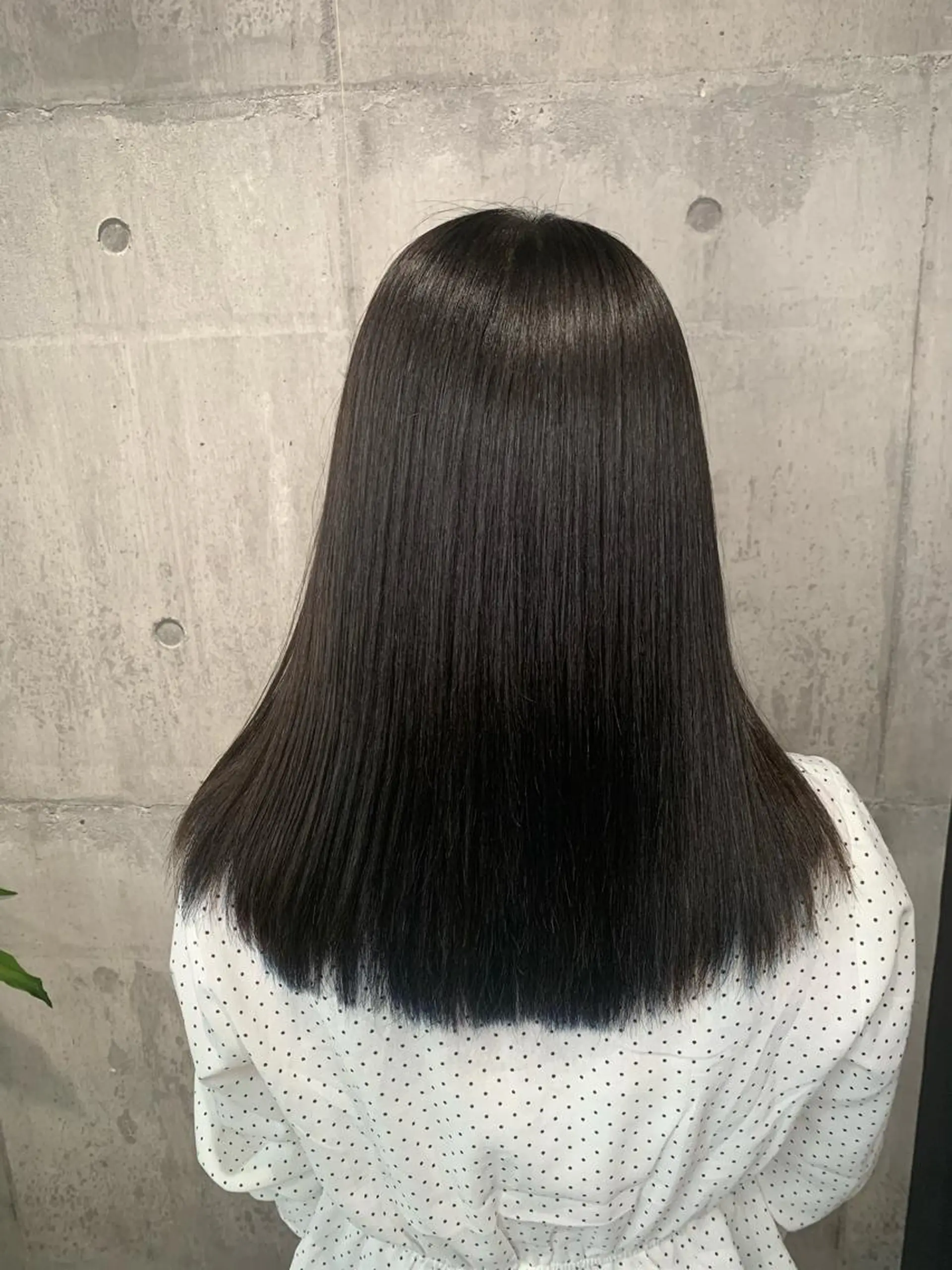 ミディアム カラー 黒髪 ブルーカラー ブルーブラック mimiiy梅田 中崎町ハイトーンのヘアスタイル