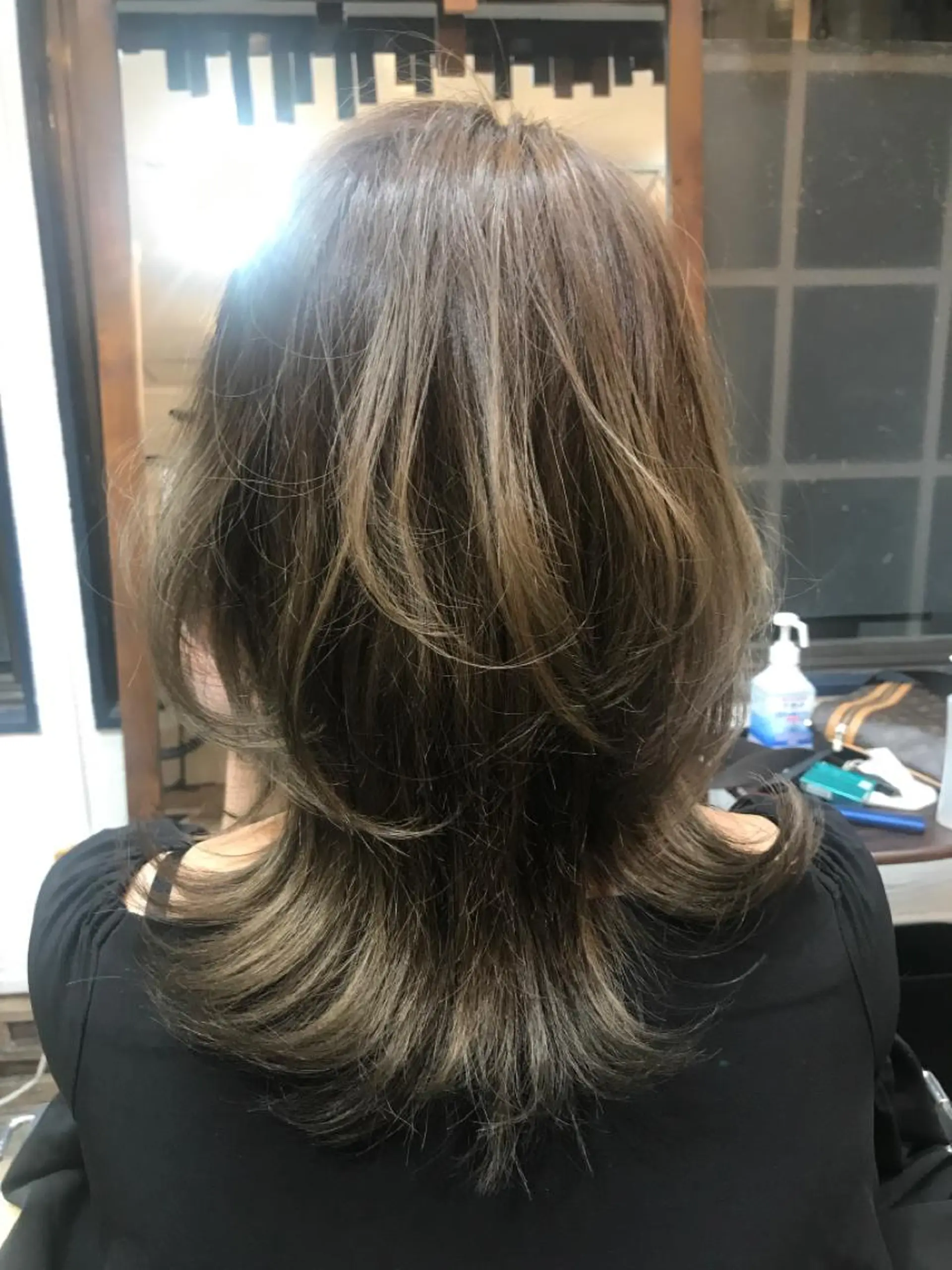 ミディアム カラー ブリーチ グラデーションカラー ウルフカット 大山 雅矢のヘアスタイル