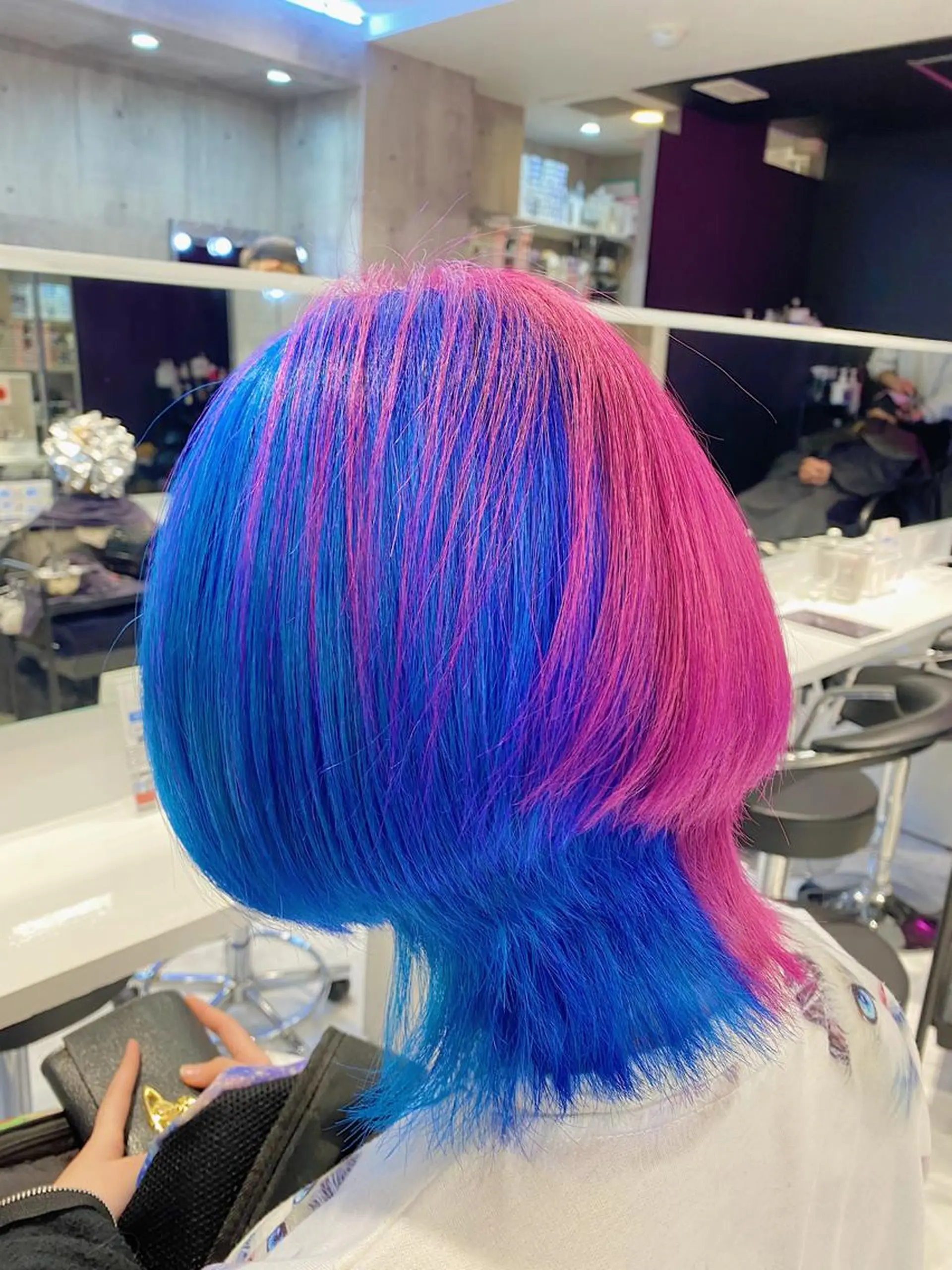 ロング ヘアアレンジ メンズ メンズハイライト メンズインナーカラー アッシュ アッシュグレー アッシュグレージュ JuNブリーチに 縮毛矯正するプロのヘアスタイル