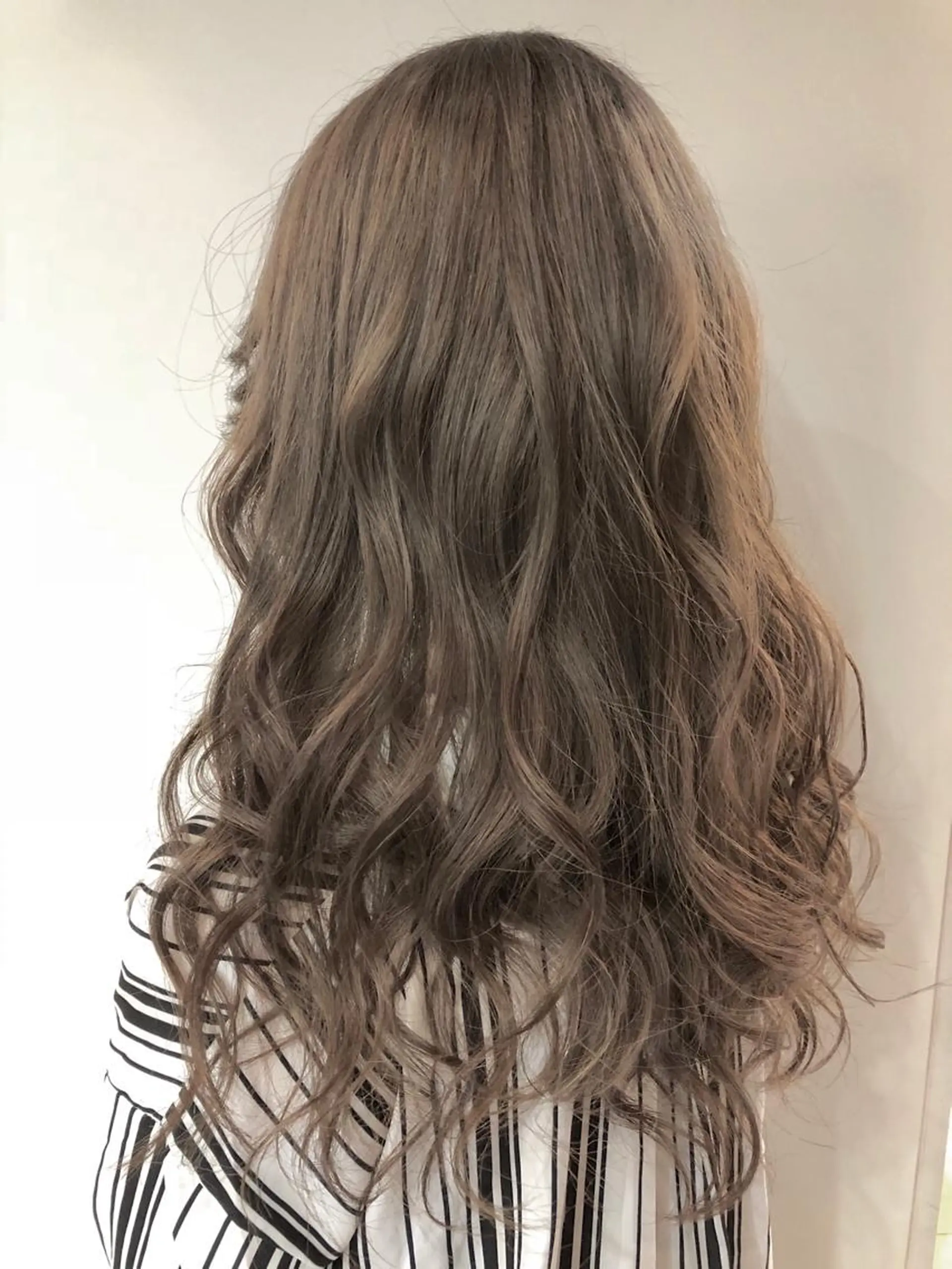 セミロング カラー ヘアアレンジ ブリーチ グレージュ 女性リピ90%🍨 🩷佐藤みずきのヘアスタイル