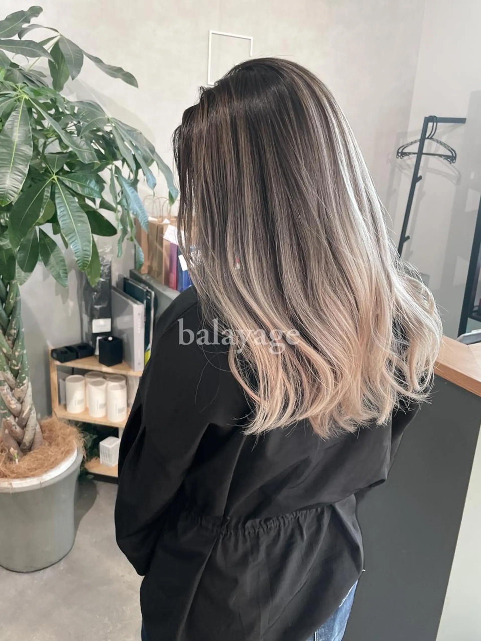 ロング 岸川 恭子のヘアスタイル