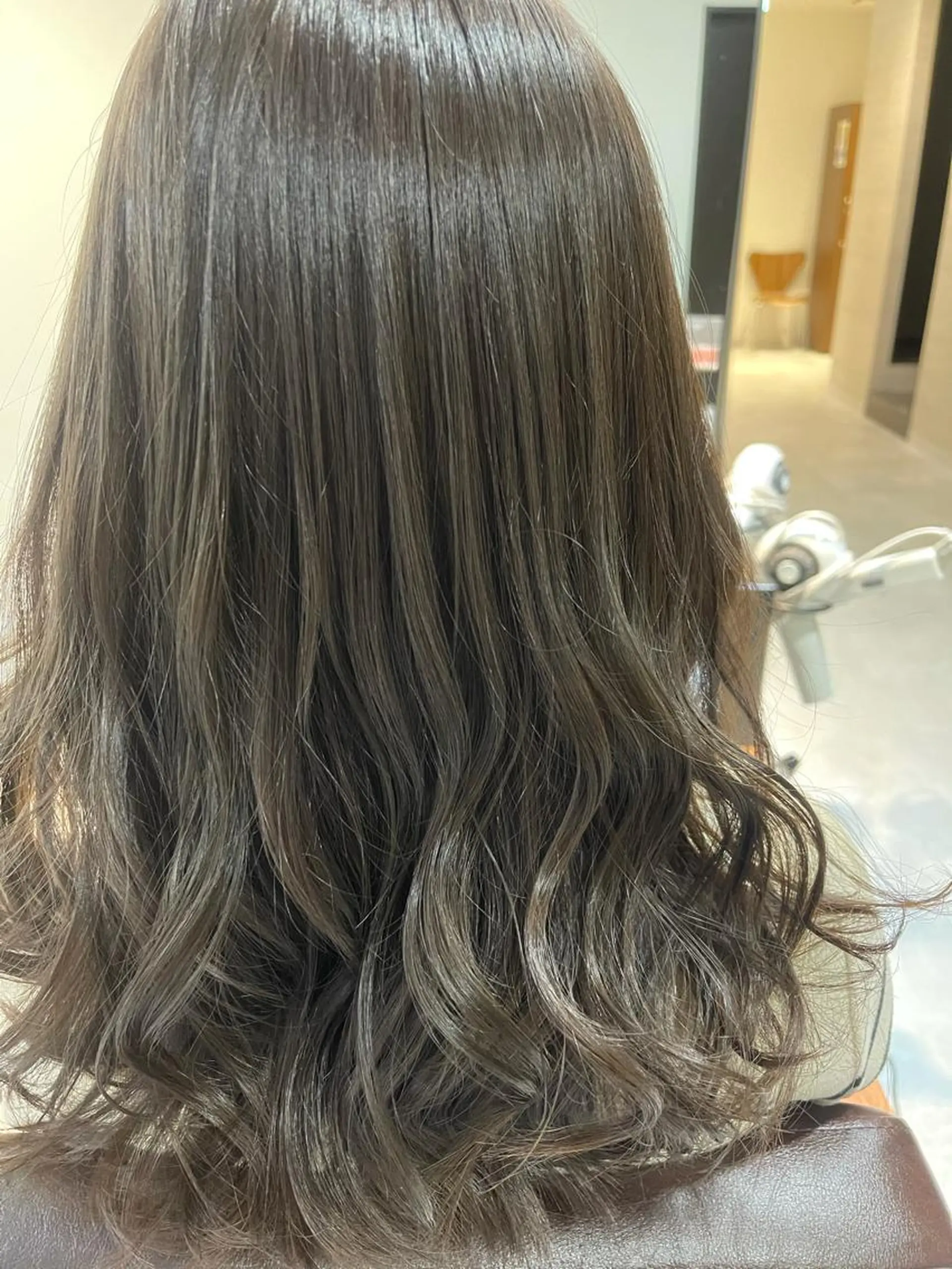 ロング カラー グレージュ m i k u n aのヘアスタイル