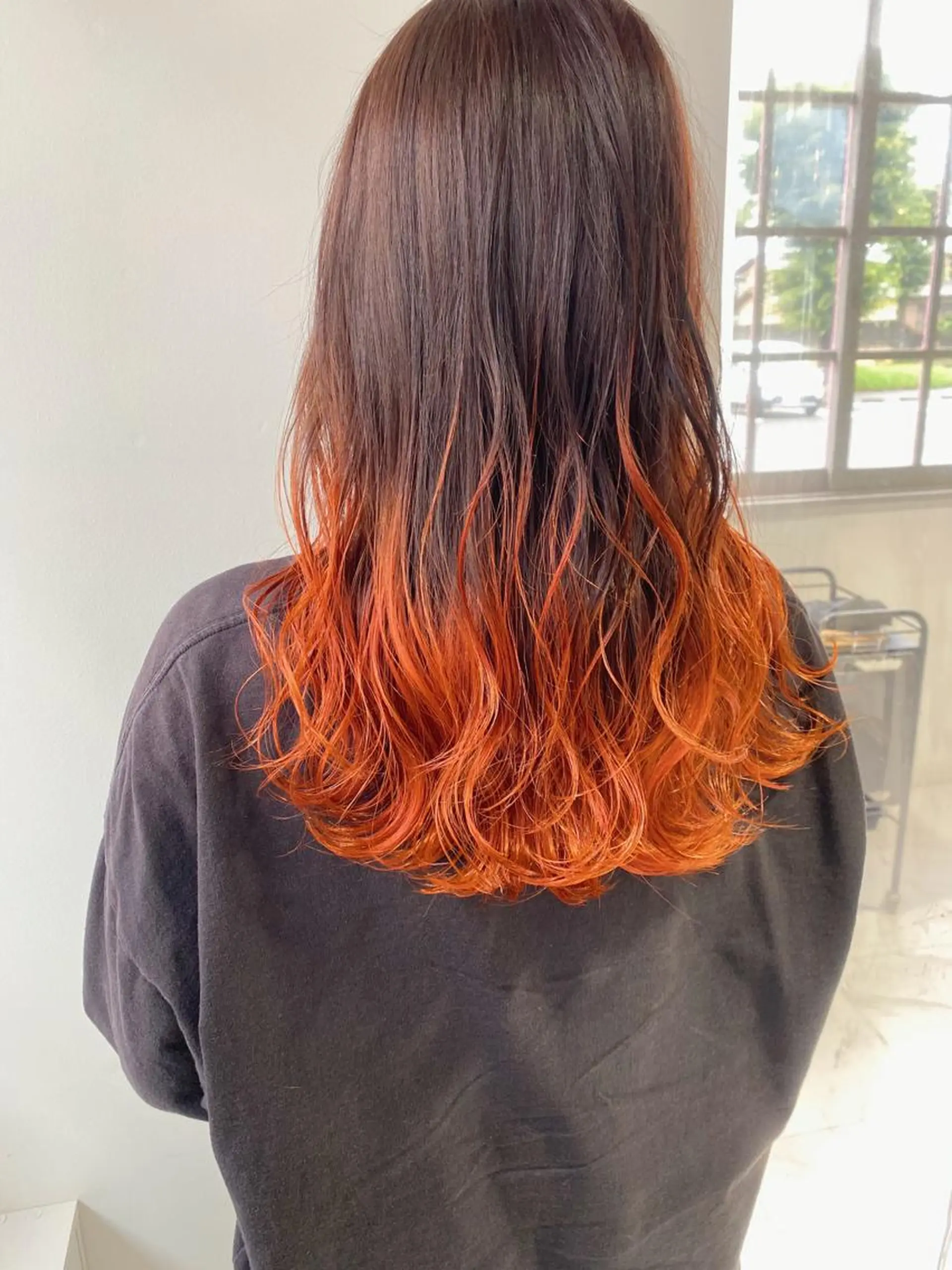 セミロング カラー グラデーションカラー オレンジ ヘアカラー 新井 広之のヘアスタイル