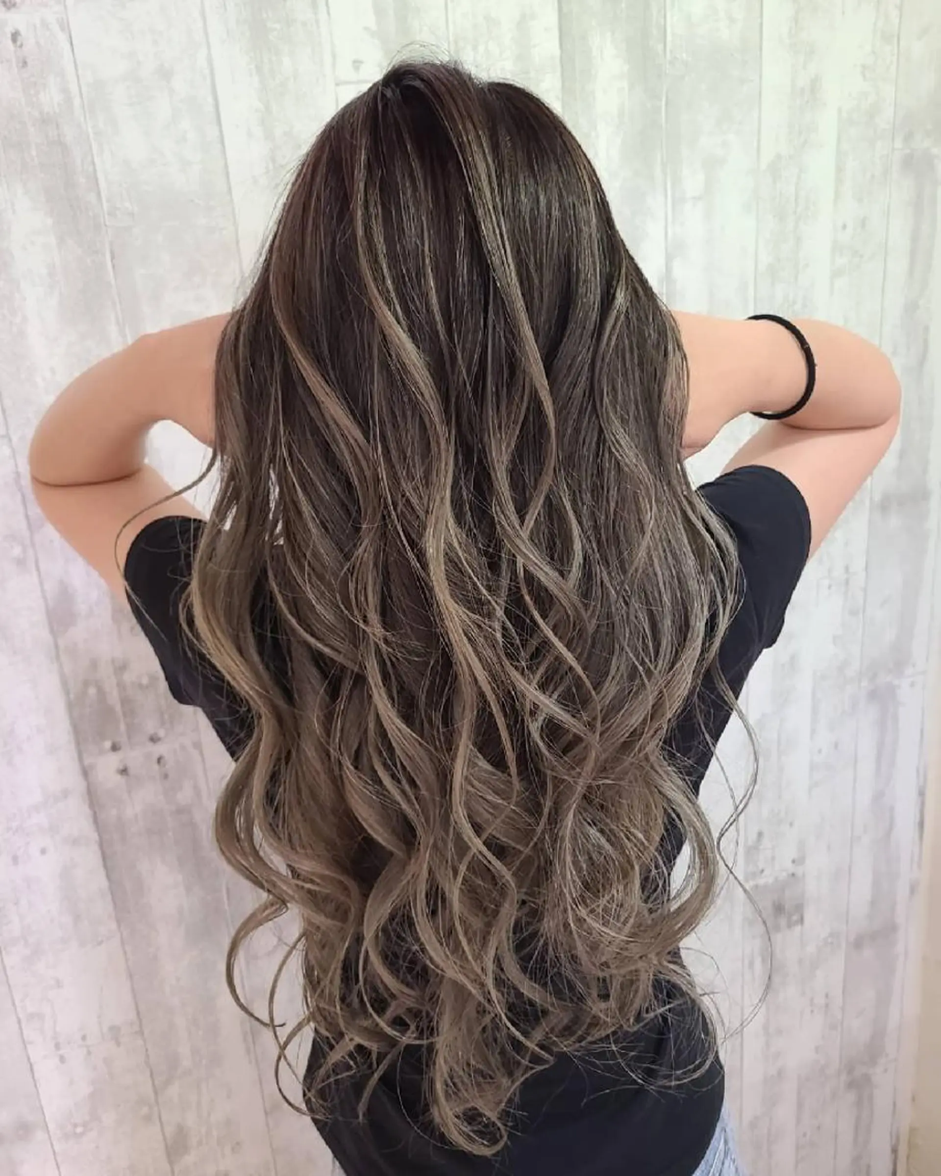 ロング カラー バレイヤージュ ブリーチ グラデーションカラー グレージュ レイヤーカット バレイヤージュ/ ハイライト/大内格のヘアスタイル