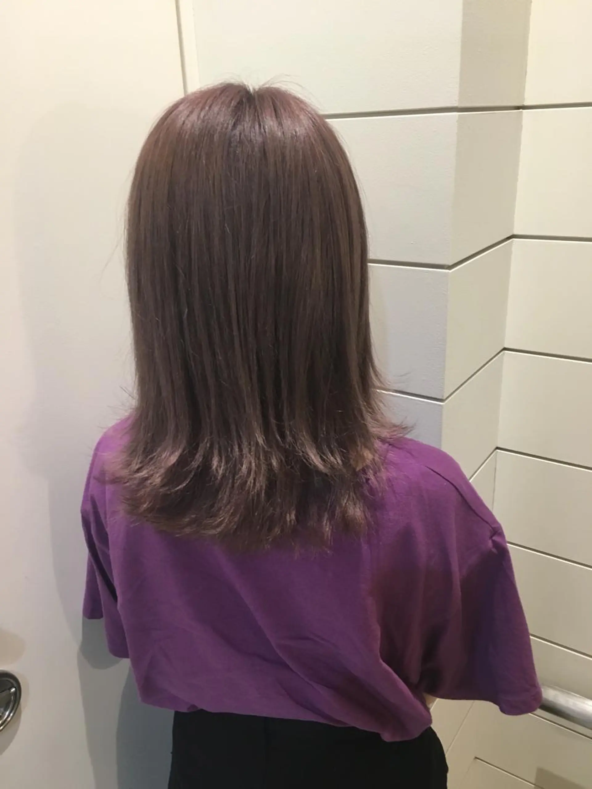 セミロング カラー ブリーチ グレージュ パープルカラー パープルグレージュ 鍵山 千秋のヘアスタイル