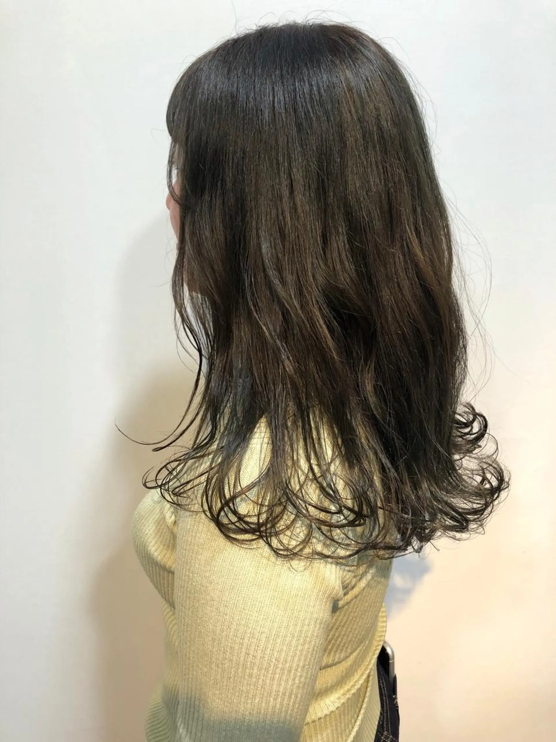 ミディアム カラー カット ヘアカラー トリートメント MIOベージュカラー 柔らかいカラーのヘアスタイル