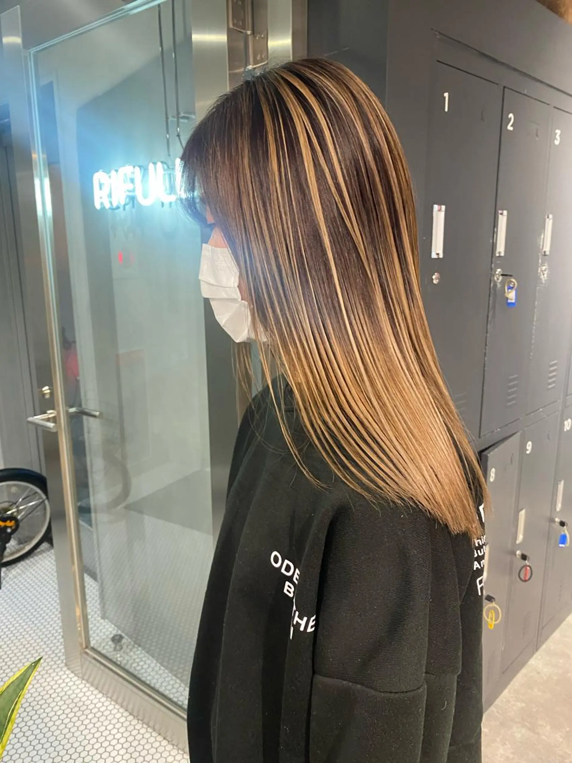 ロング カラー nishido ハイライト/パーマのヘアスタイル