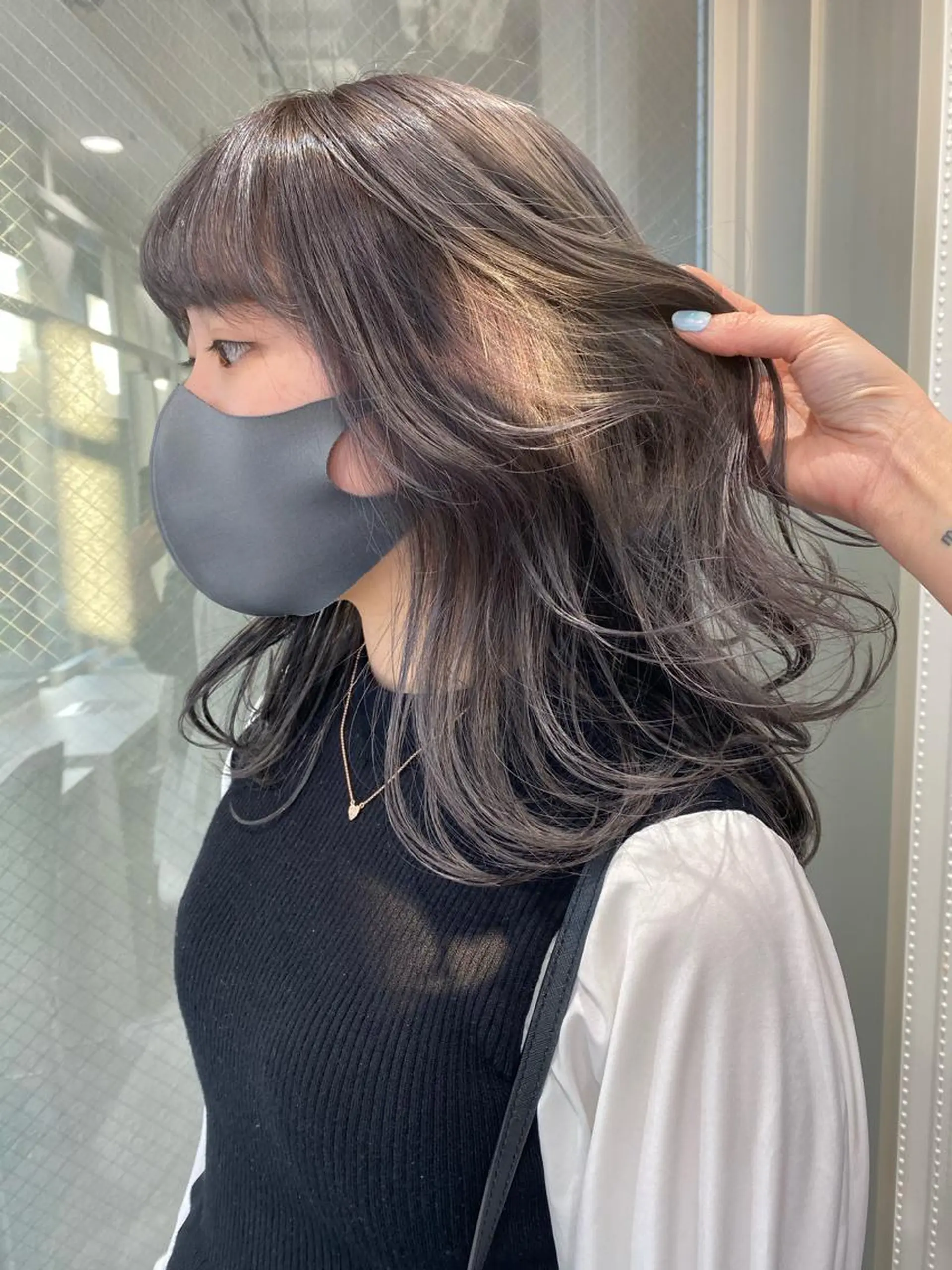 セミロング カラー グレージュ ウルフカット／吉村 桃子のヘアスタイル