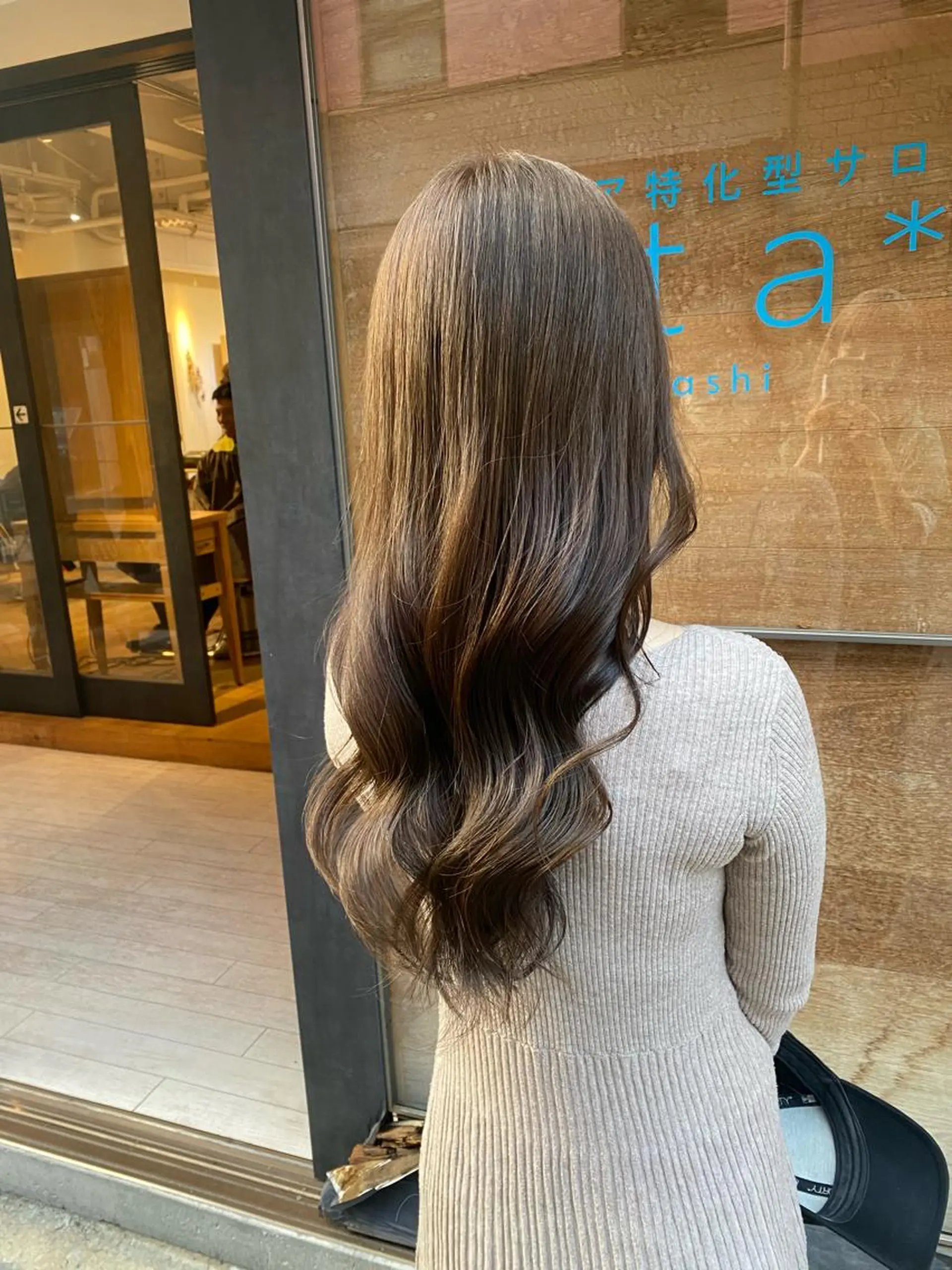 ロング カラー フォギーグレージュ グレージュ カット ヘアカラー トリートメント newi 京橋 【yuuki】のヘアスタイル