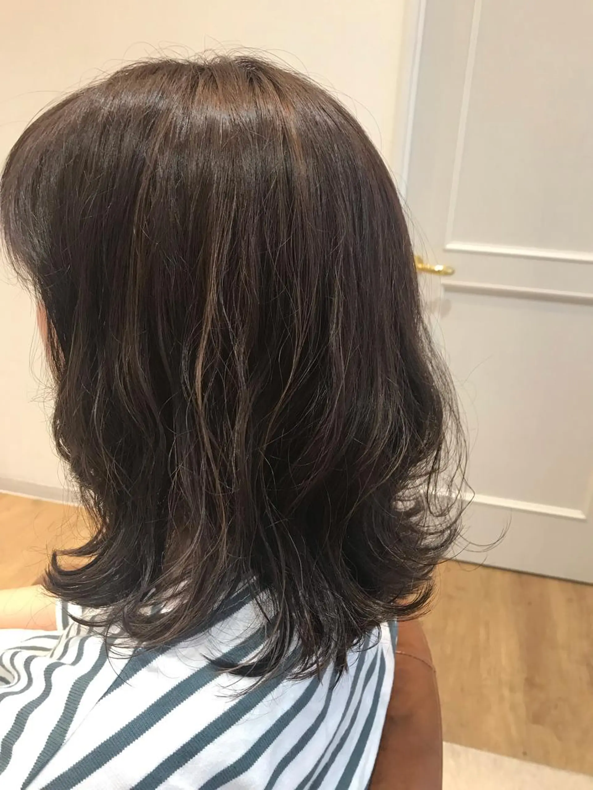 ミディアム 岡本 真実のヘアスタイル