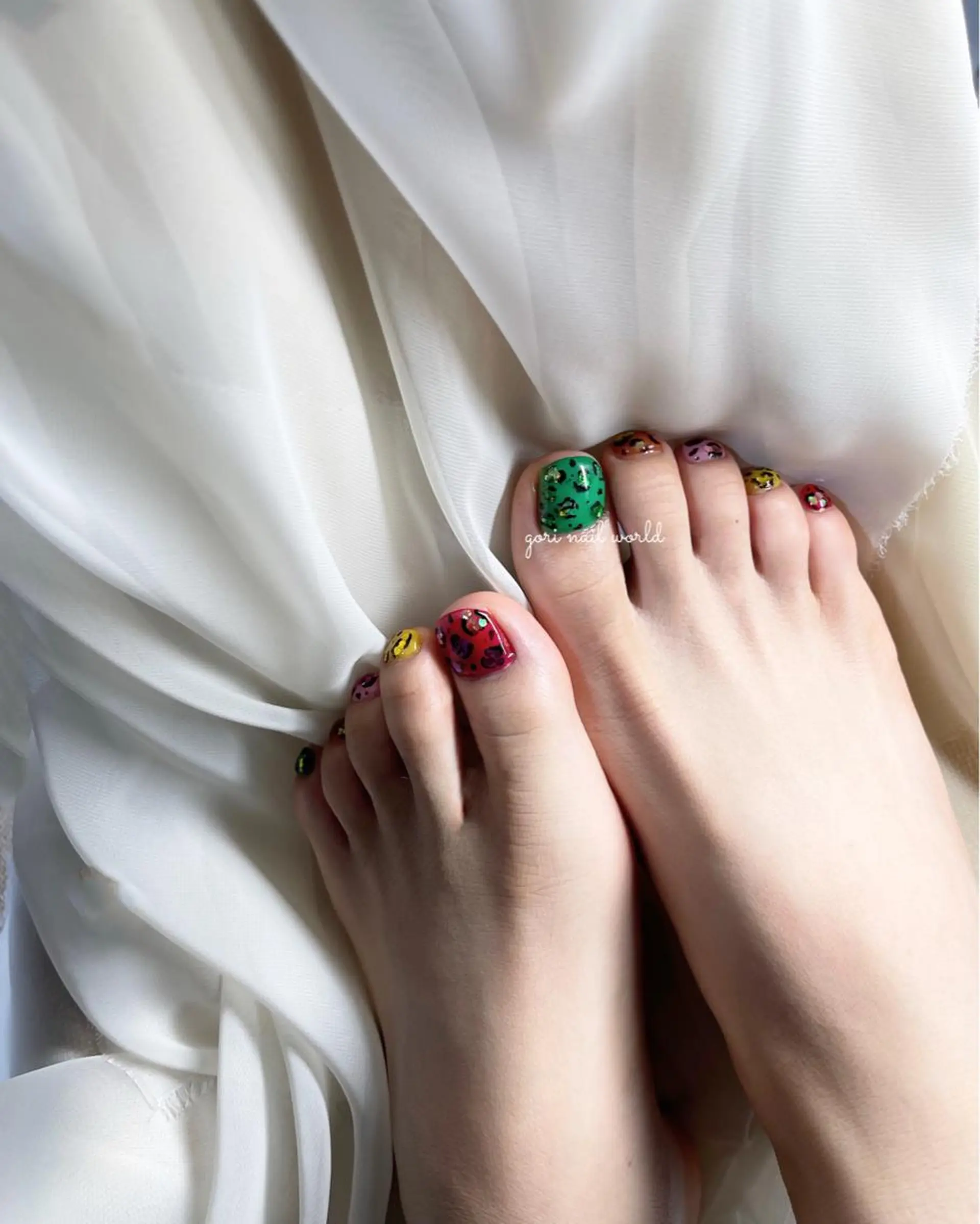 ネイル アニマル柄 アートネイル フットネイル ジェルネイル ラメ(グリッター) 𝐠𝐨𝐫𝐢 𝐧𝐚𝐢𝐥のネイルデザイン