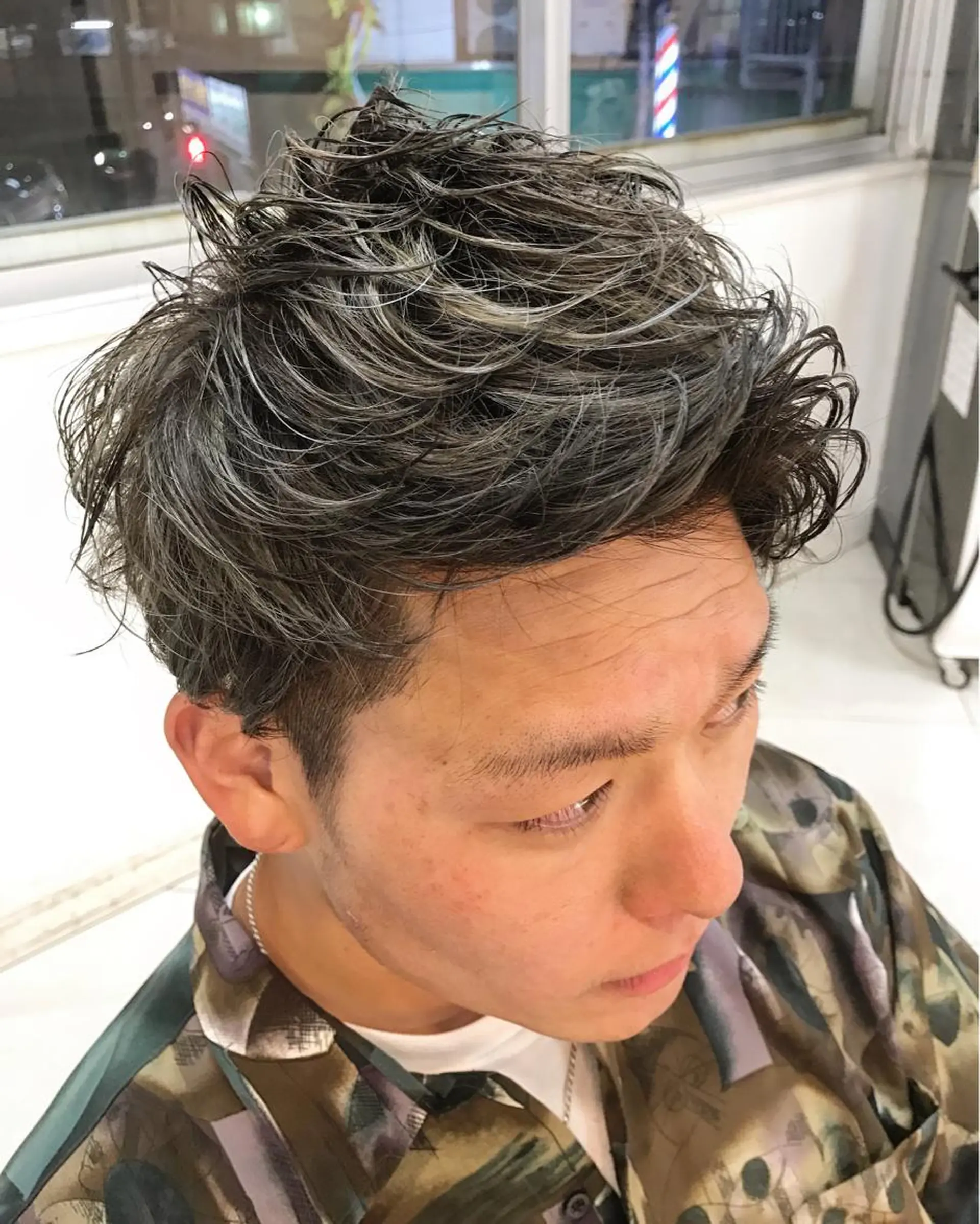 ミディアム カラー パーマ メンズ メンズハイライト アッシュ ハイライトカラー オリーブアッシュ ハイライト 🟦メンズパーマ🟦 横浜駅｜小上馬淳司のヘアスタイル