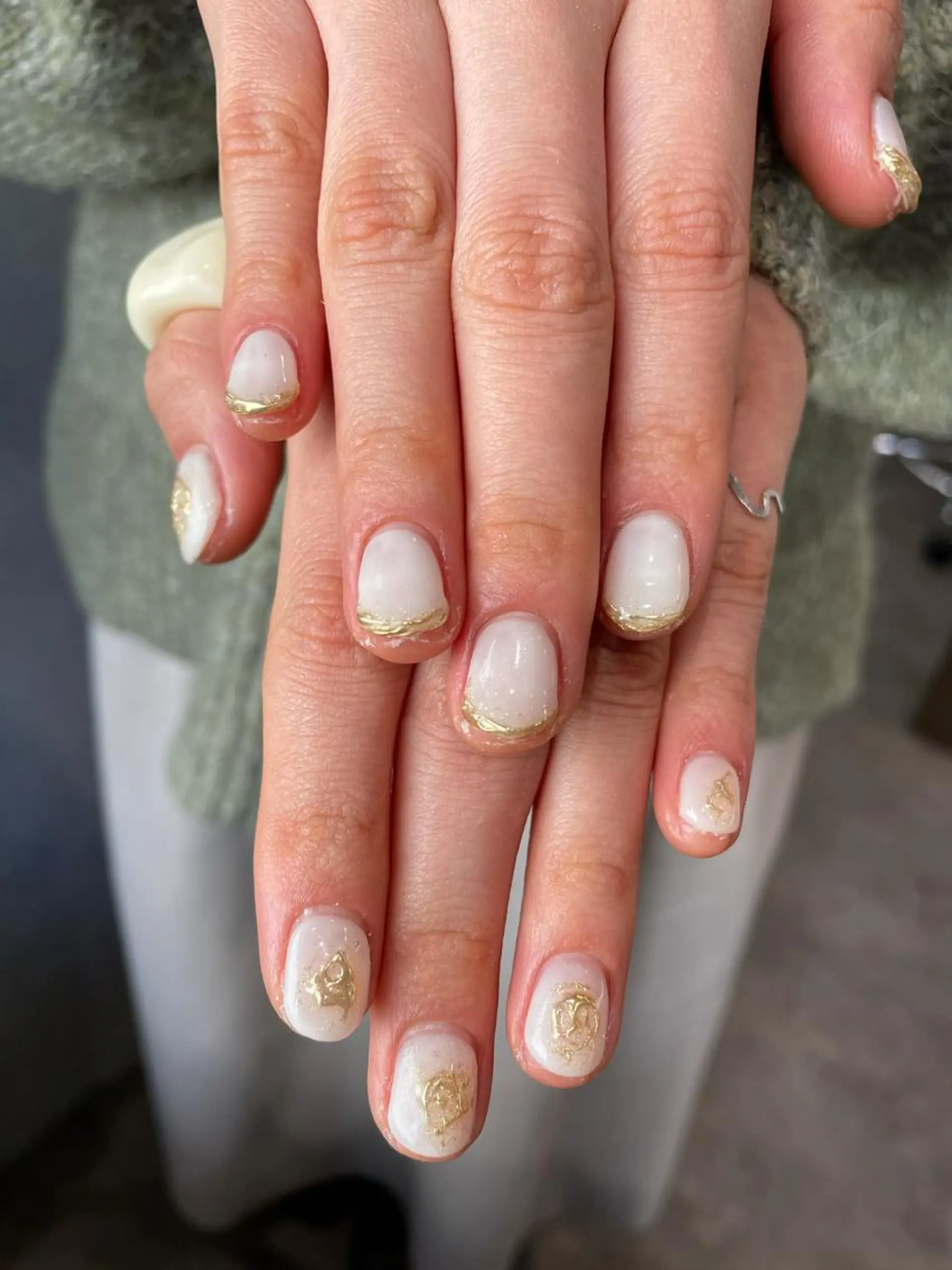 ネイル ゴールド ミラーネイル ニュアンスネイル ホワイト ハンドネイル ナチュラル透明感🌱 小山美樹子のヘアスタイル