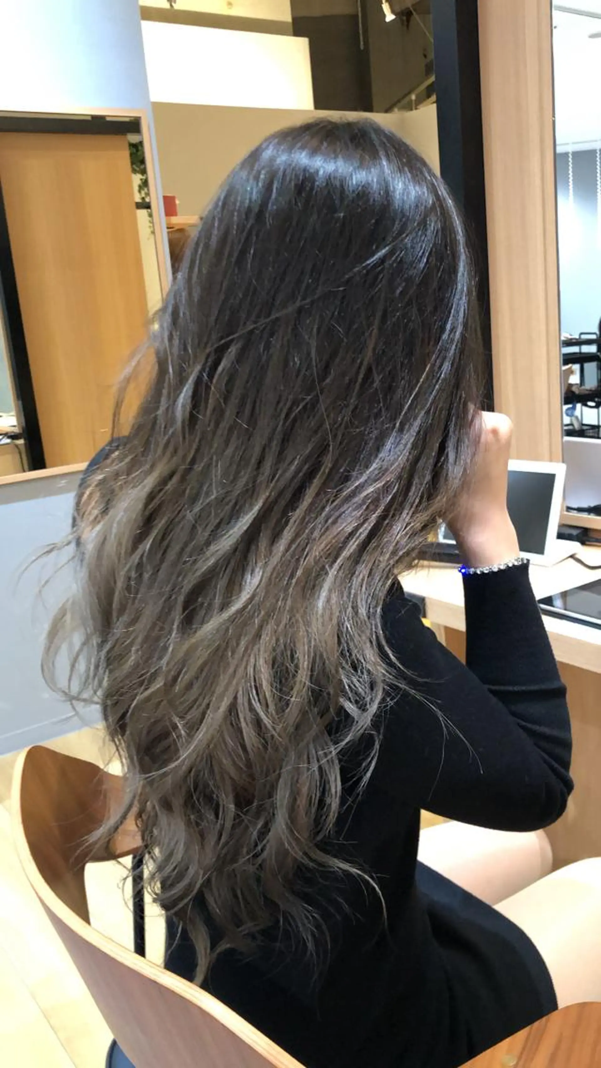 ロング カラー VIEWユリナ メイク/ カットのヘアスタイル