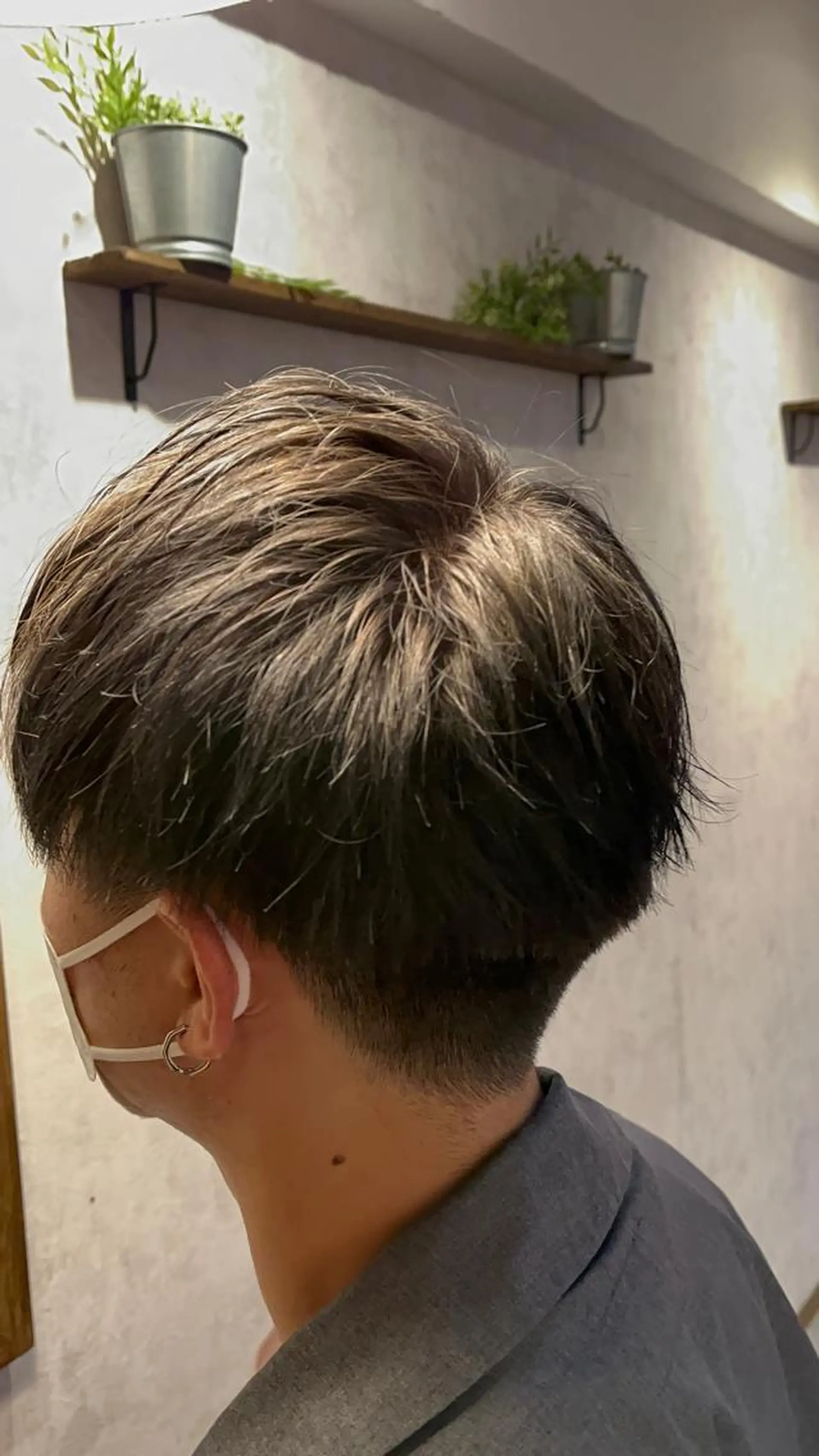 ショート カラー メンズ メンズブリーチ マッシュ 刈り上げ ブリーチ シルバー 佐藤槙哉 サトウシンヤのヘアスタイル