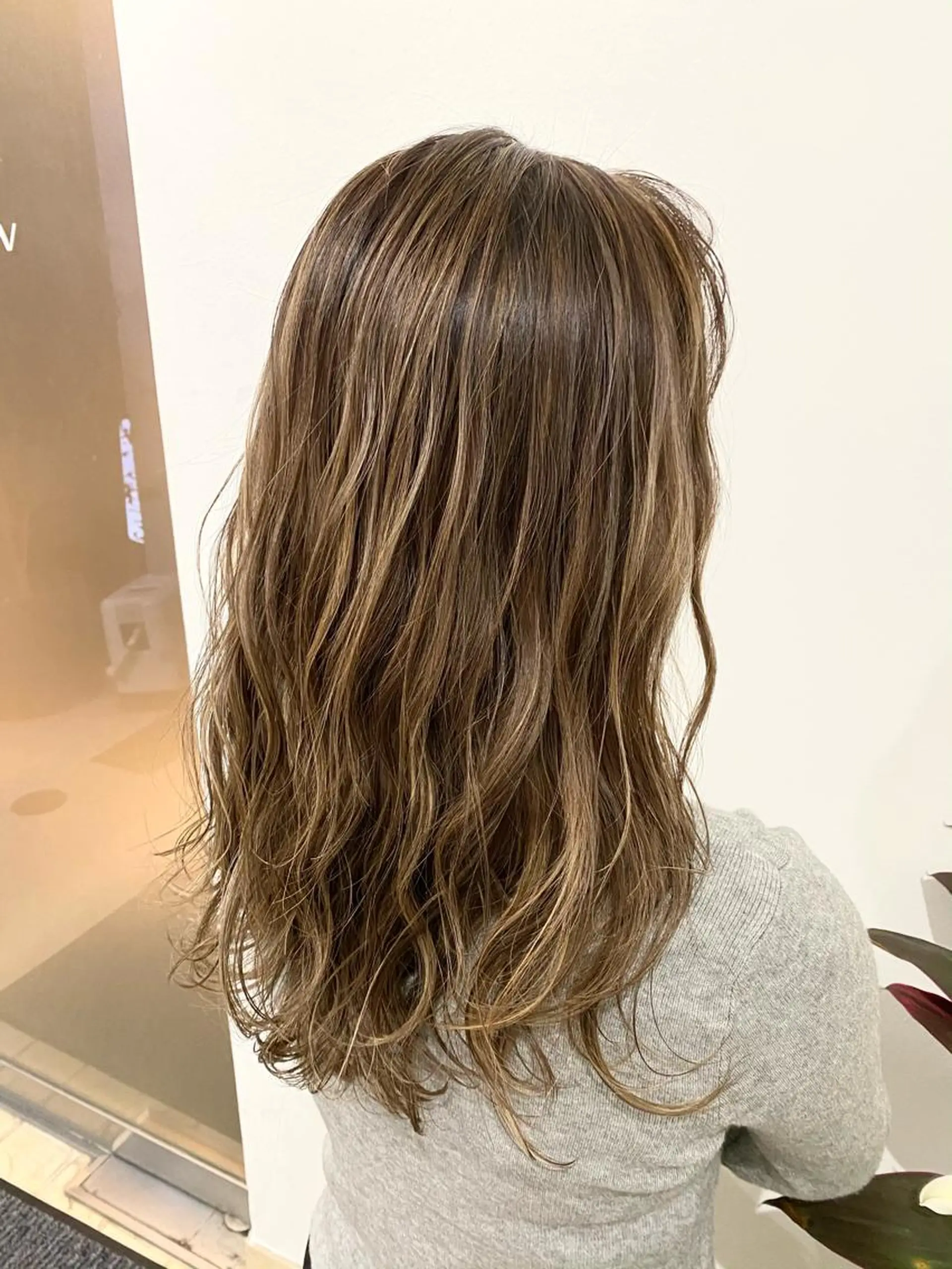 ロング ハイライト 岩尾 凪のヘアスタイル