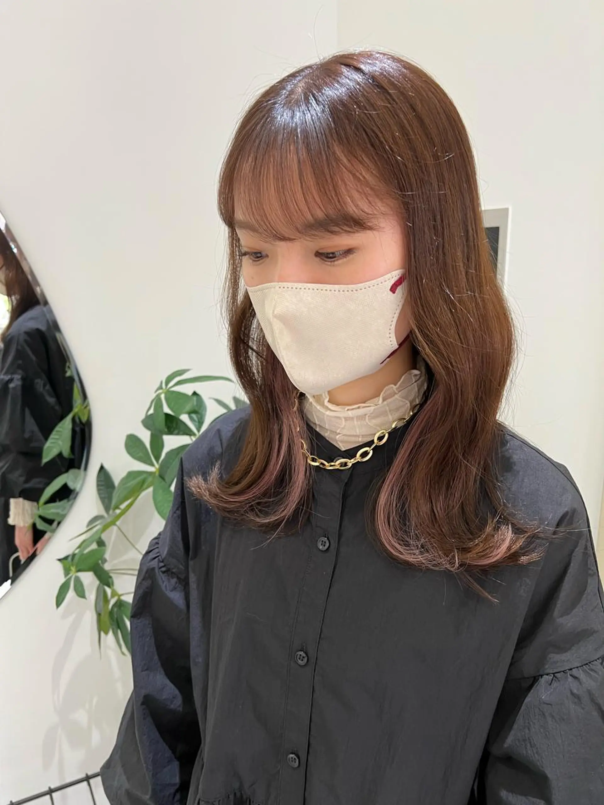 セミロング ヘアカラー 韓国🇰🇷レイヤー 映える顔周り🩷のヘアスタイル